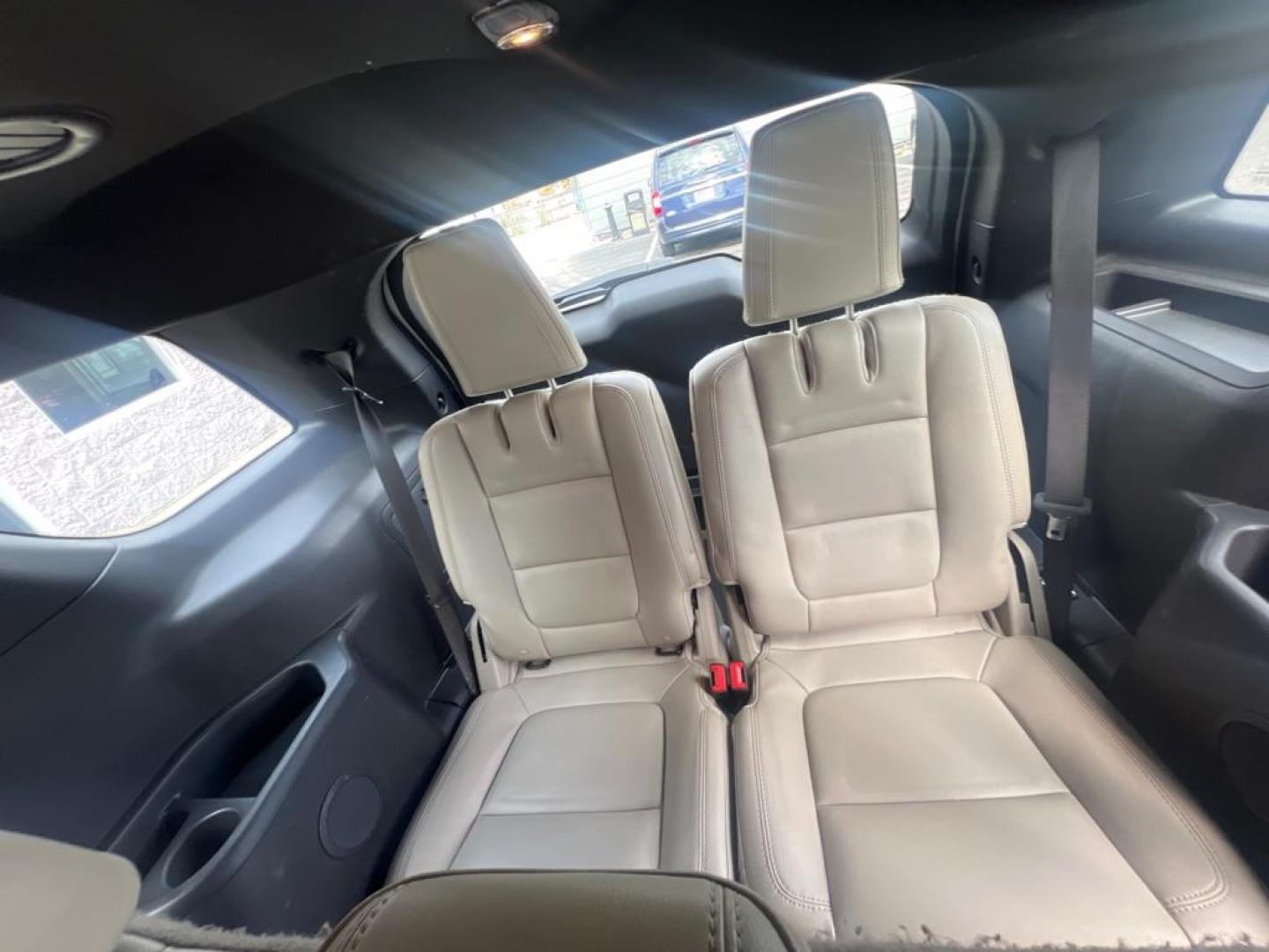 2012 WHITE FORD EXPLORER XLT (1FMHK8D82CG) with an 3.5L engine, Automatic transmission, located at 3100 Covert Avenue, Evansville, IN, 47714, (812) 473-4492, 37.955418, -87.512238 - Photo#7