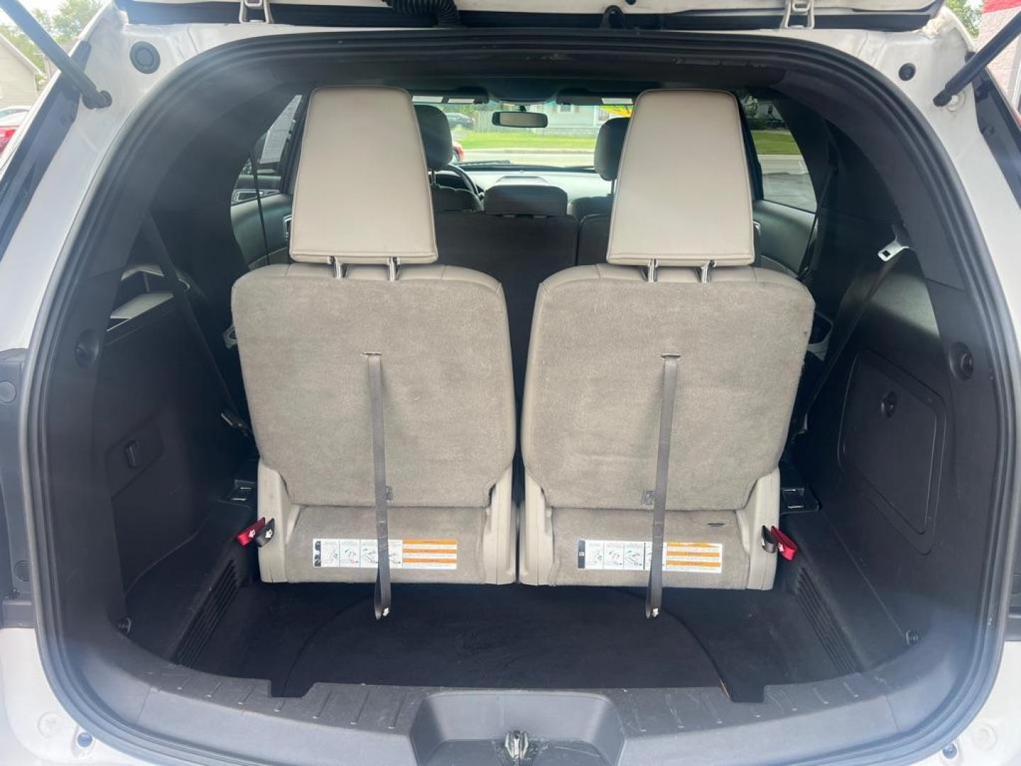 2012 WHITE FORD EXPLORER XLT (1FMHK8D82CG) with an 3.5L engine, Automatic transmission, located at 3100 Covert Avenue, Evansville, IN, 47714, (812) 473-4492, 37.955418, -87.512238 - Photo#8