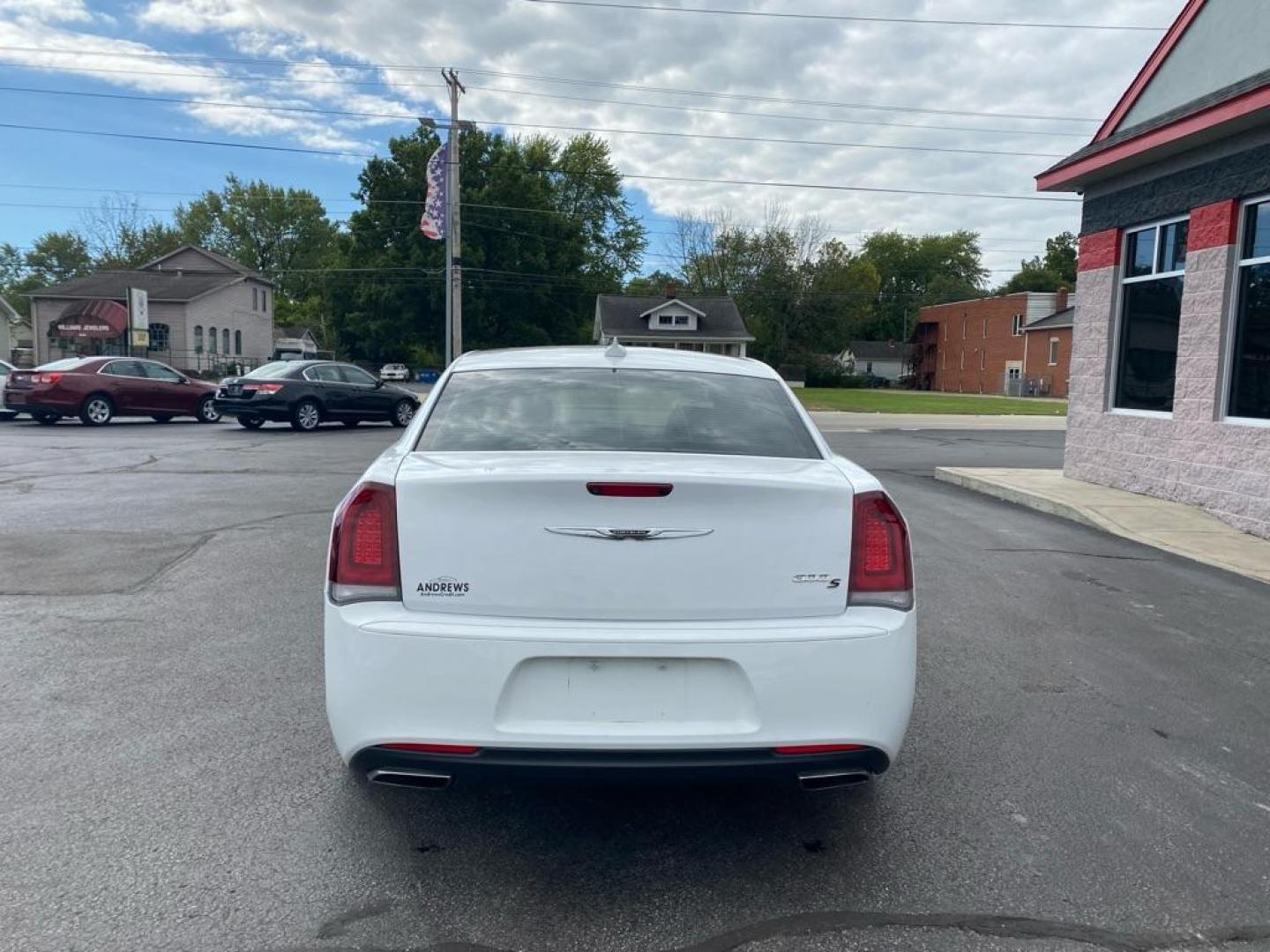 2015 WHITE CHRYSLER 300 S (2C3CCABG2FH) with an 3.6L engine, Automatic transmission, located at 3100 Covert Avenue, Evansville, IN, 47714, (812) 473-4492, 37.955418, -87.512238 - Photo#3