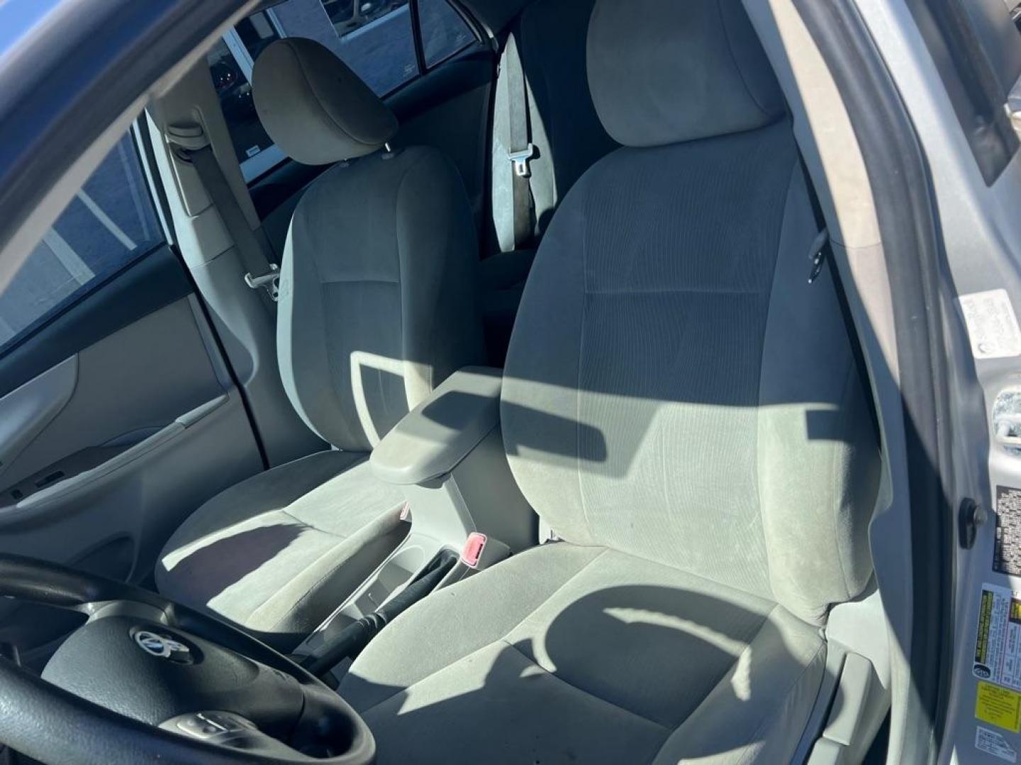 2013 SILVER TOYOTA COROLLA BASE (2T1BU4EEXDC) with an 1.8L engine, Automatic transmission, located at 3100 Covert Avenue, Evansville, IN, 47714, (812) 473-4492, 37.955418, -87.512238 - Photo#4