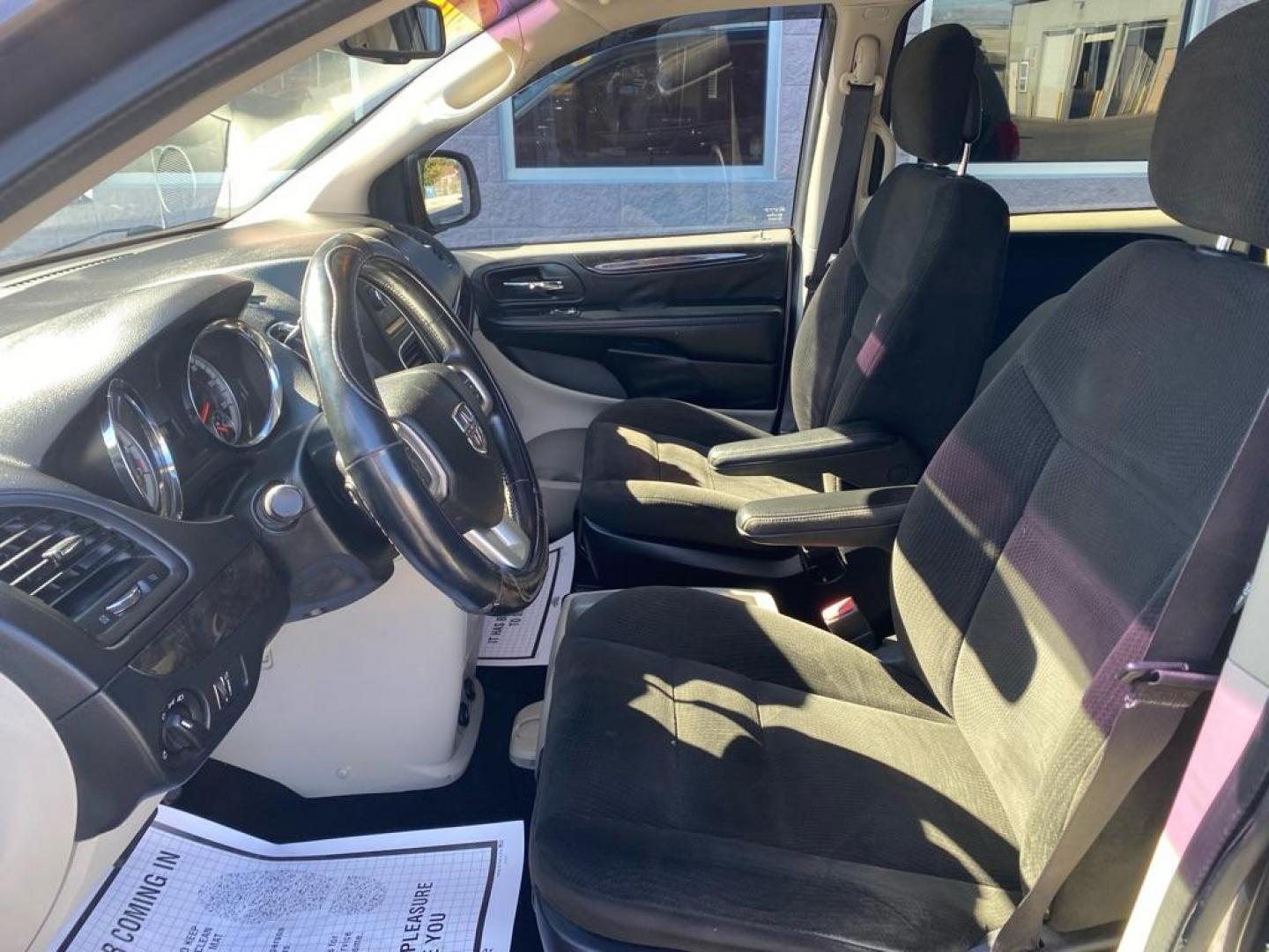2016 GRAY DODGE GRAND CARAVAN SE (2C4RDGBG6GR) with an 3.6L engine, Automatic transmission, located at 3100 Covert Avenue, Evansville, IN, 47714, (812) 473-4492, 37.955418, -87.512238 - Photo#4