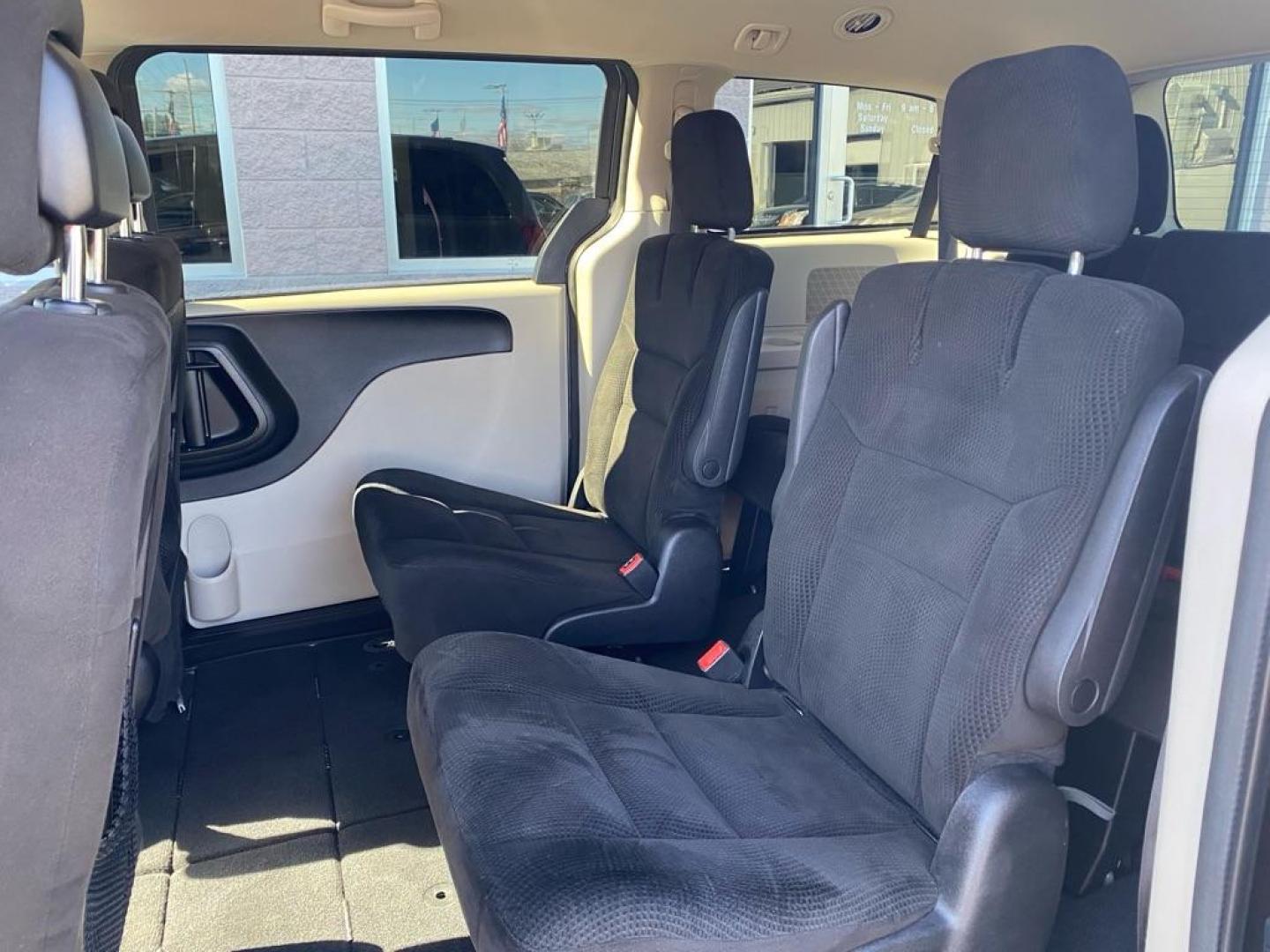 2016 GRAY DODGE GRAND CARAVAN SE (2C4RDGBG6GR) with an 3.6L engine, Automatic transmission, located at 3100 Covert Avenue, Evansville, IN, 47714, (812) 473-4492, 37.955418, -87.512238 - Photo#5