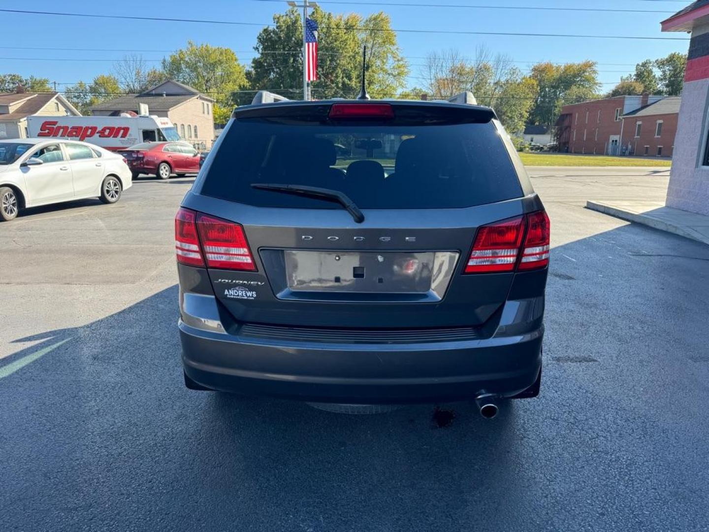 2017 GRAY DODGE JOURNEY SE (3C4PDCAB6HT) with an 2.4L engine, Automatic transmission, located at 3100 Covert Avenue, Evansville, IN, 47714, (812) 473-4492, 37.955418, -87.512238 - Photo#3
