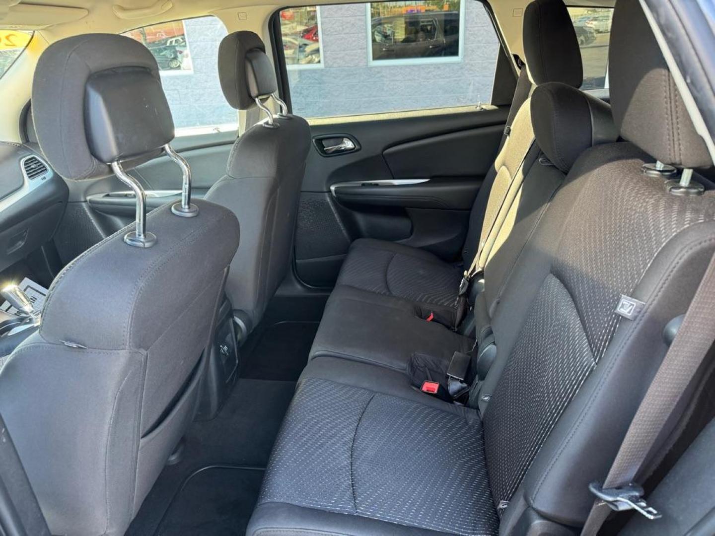 2017 GRAY DODGE JOURNEY SE (3C4PDCAB6HT) with an 2.4L engine, Automatic transmission, located at 3100 Covert Avenue, Evansville, IN, 47714, (812) 473-4492, 37.955418, -87.512238 - Photo#5