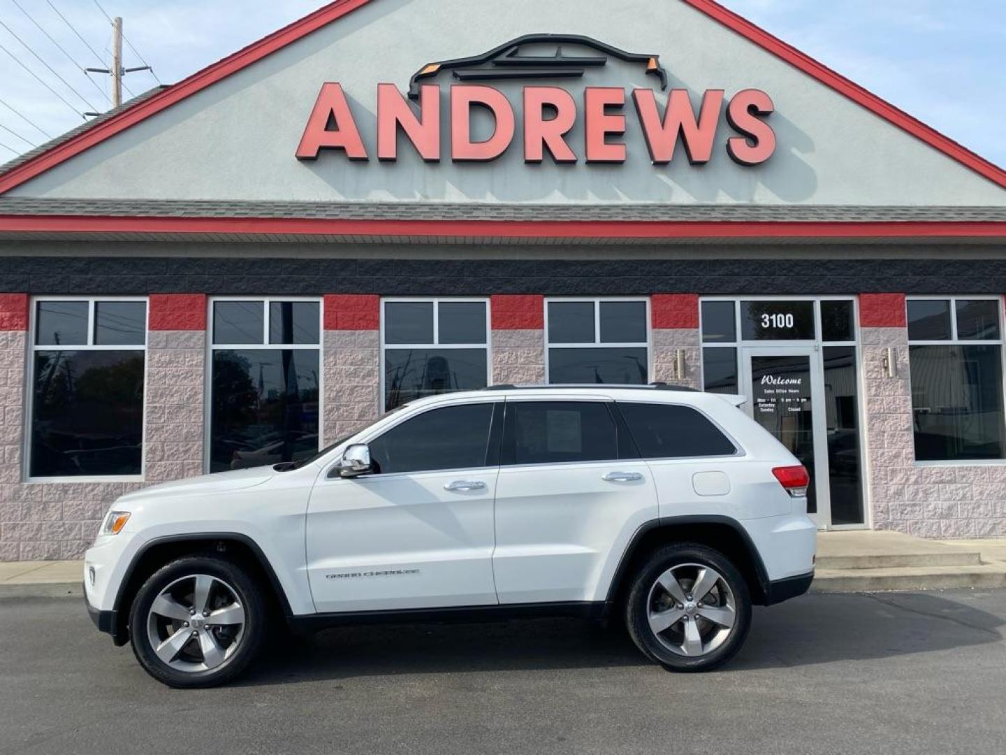 2016 WHITE JEEP GRAND CHEROKEE LIMITED (1C4RJFBG6GC) with an 3.6L engine, Automatic transmission, located at 3100 Covert Avenue, Evansville, IN, 47714, (812) 473-4492, 37.955418, -87.512238 - Photo#0