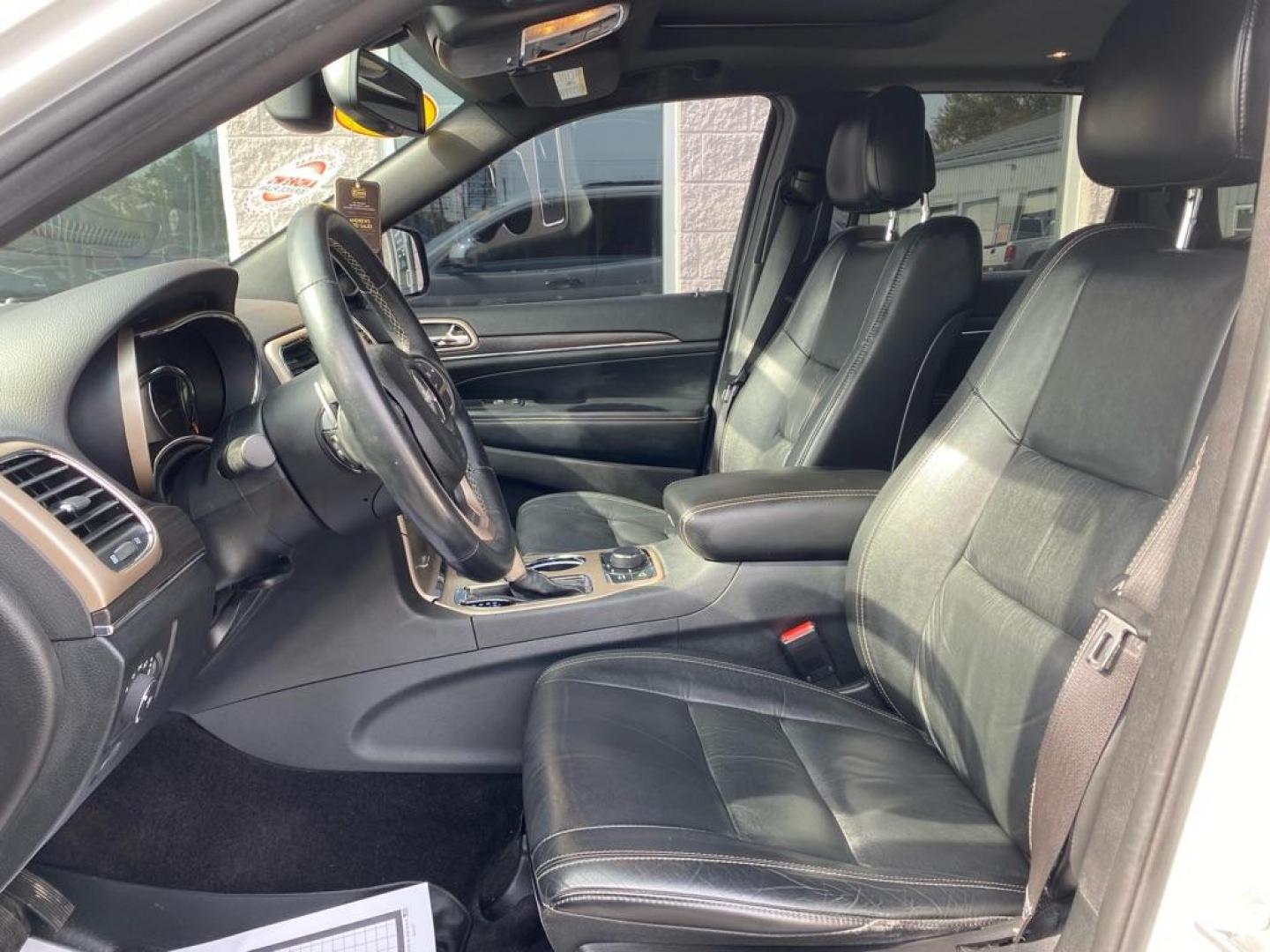 2016 WHITE JEEP GRAND CHEROKEE LIMITED (1C4RJFBG6GC) with an 3.6L engine, Automatic transmission, located at 3100 Covert Avenue, Evansville, IN, 47714, (812) 473-4492, 37.955418, -87.512238 - Photo#4