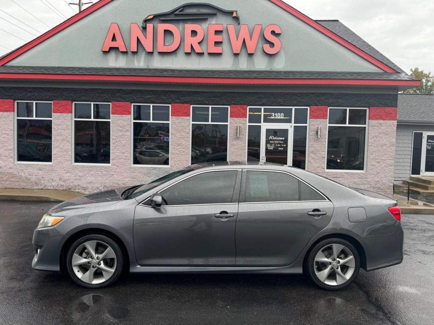 2014 GRAY TOYOTA CAMRY SE (4T1BF1FK1EU) with an 2.5L engine, Automatic transmission, located at 3100 Covert Avenue, Evansville, IN, 47714, (812) 473-4492, 37.955418, -87.512238 - Photo#0