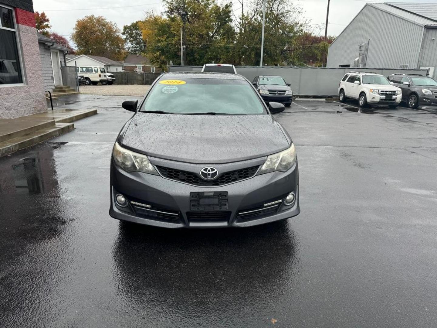 2014 GRAY TOYOTA CAMRY SE (4T1BF1FK1EU) with an 2.5L engine, Automatic transmission, located at 3100 Covert Avenue, Evansville, IN, 47714, (812) 473-4492, 37.955418, -87.512238 - Photo#1