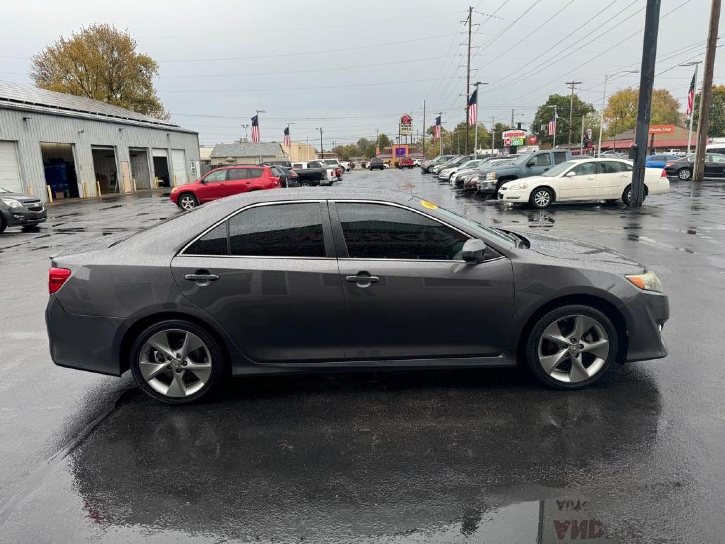 2014 GRAY TOYOTA CAMRY SE (4T1BF1FK1EU) with an 2.5L engine, Automatic transmission, located at 3100 Covert Avenue, Evansville, IN, 47714, (812) 473-4492, 37.955418, -87.512238 - Photo#2