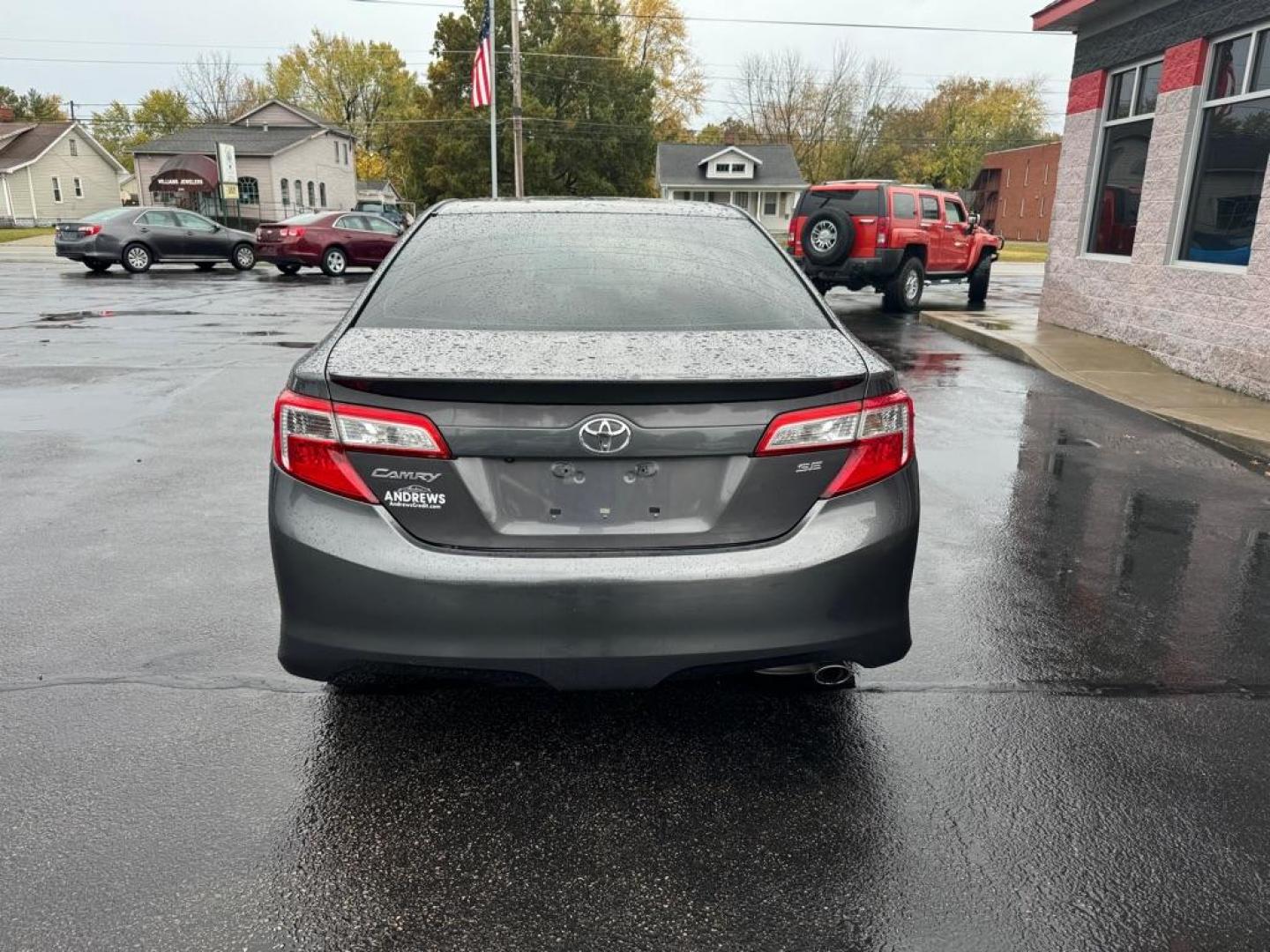 2014 GRAY TOYOTA CAMRY SE (4T1BF1FK1EU) with an 2.5L engine, Automatic transmission, located at 3100 Covert Avenue, Evansville, IN, 47714, (812) 473-4492, 37.955418, -87.512238 - Photo#3