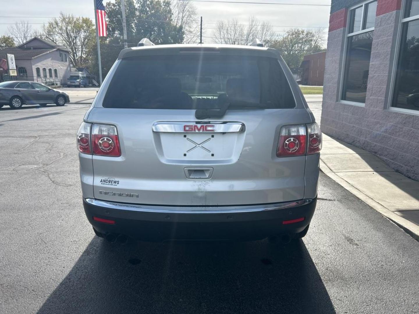 2012 SILVER GMC ACADIA SLT-1 (1GKKRRED2CJ) with an 3.6L engine, Automatic transmission, located at 3100 Covert Avenue, Evansville, IN, 47714, (812) 473-4492, 37.955418, -87.512238 - Photo#3