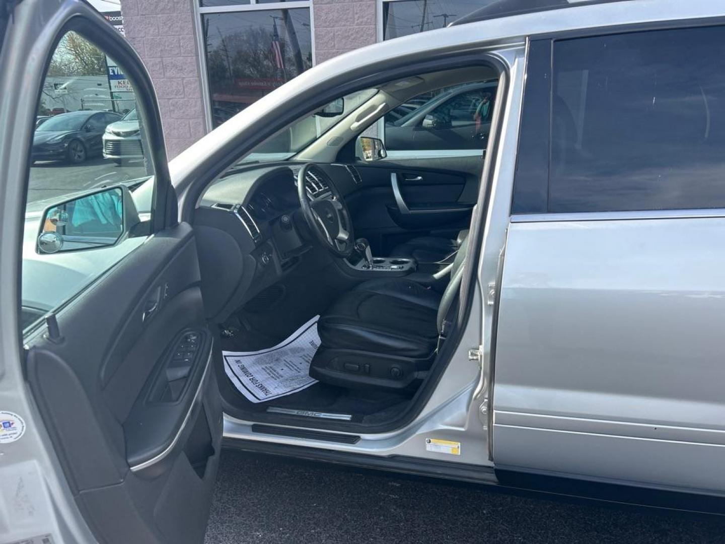 2012 SILVER GMC ACADIA SLT-1 (1GKKRRED2CJ) with an 3.6L engine, Automatic transmission, located at 3100 Covert Avenue, Evansville, IN, 47714, (812) 473-4492, 37.955418, -87.512238 - Photo#6