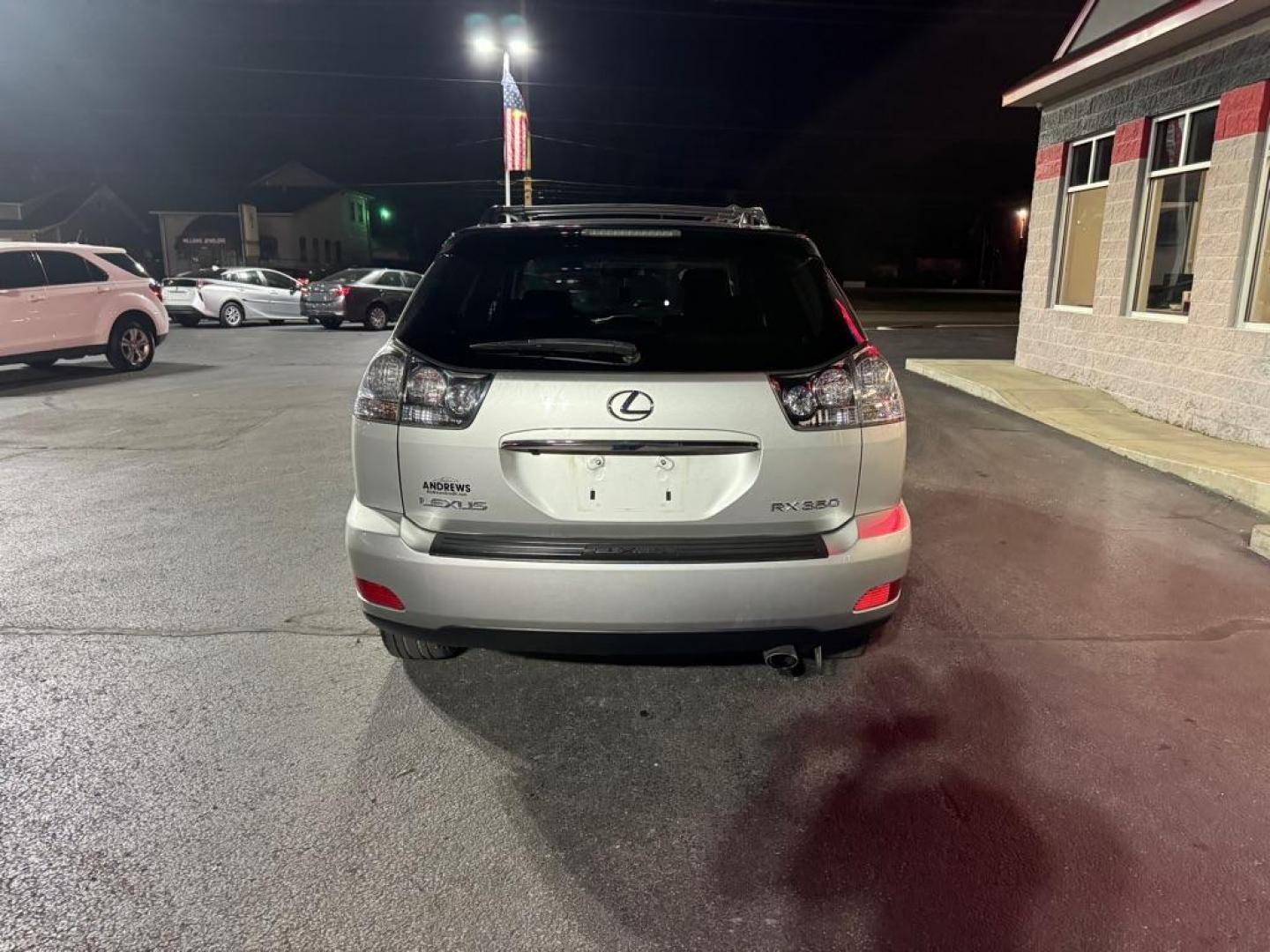 2008 SILVER LEXUS RX350 (2T2HK31U38C) with an 3.5L engine, Automatic transmission, located at 3100 Covert Avenue, Evansville, IN, 47714, (812) 473-4492, 37.955418, -87.512238 - Photo#3