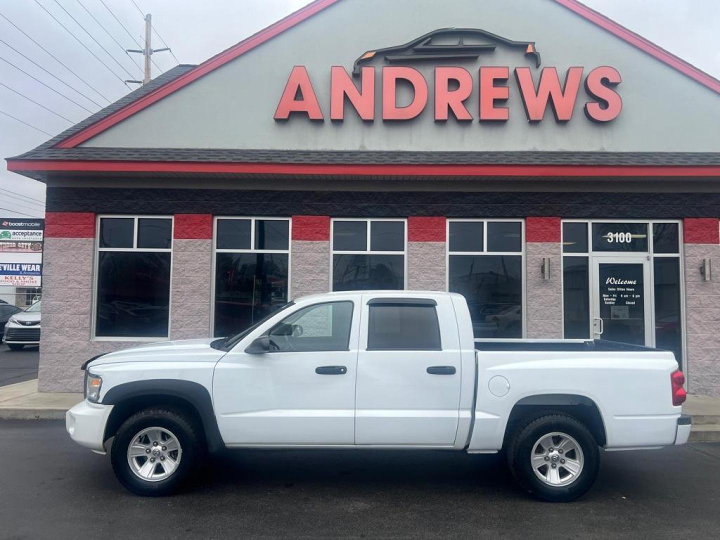 2008 WHITE DODGE DAKOTA QUAD SLT (1D7HE48NX8S) with an 4.7L engine, Automatic transmission, located at 3100 Covert Avenue, Evansville, IN, 47714, (812) 473-4492, 37.955418, -87.512238 - Photo#0