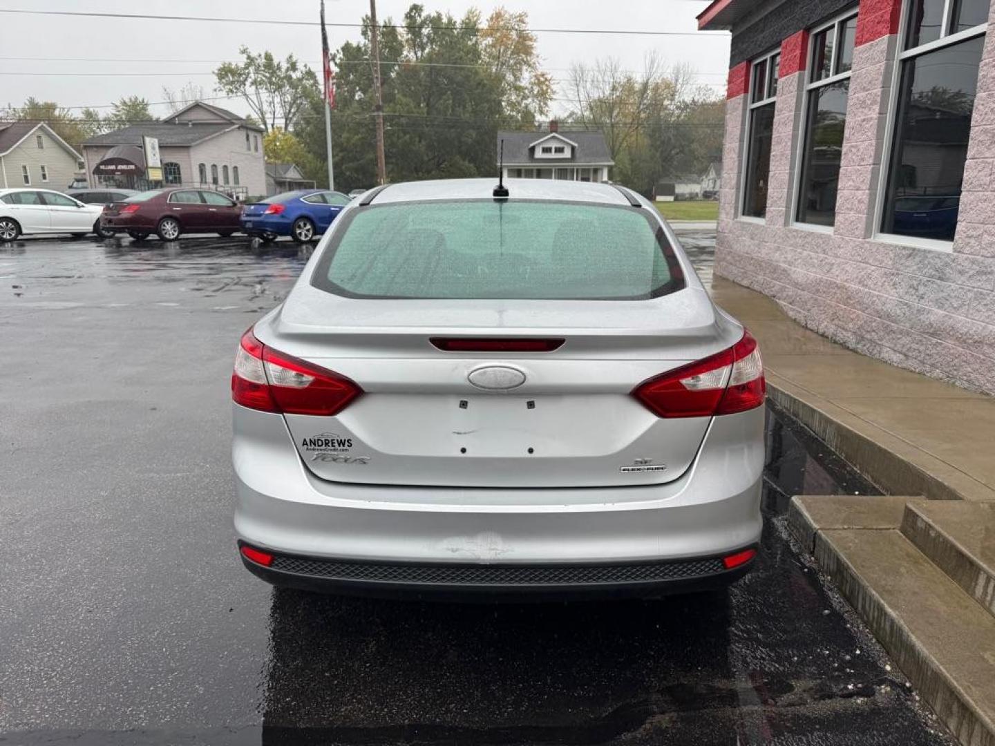 2013 SILVER FORD FOCUS SE (1FADP3F25DL) with an 2.0L engine, Automatic transmission, located at 3100 Covert Avenue, Evansville, IN, 47714, (812) 473-4492, 37.955418, -87.512238 - Photo#3