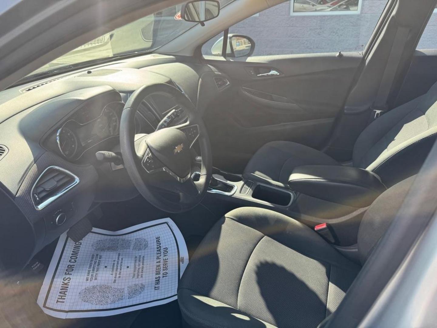2017 SILVER CHEVROLET CRUZE LT (3G1BE6SM5HS) with an 1.4L engine, Automatic transmission, located at 3100 Covert Avenue, Evansville, IN, 47714, (812) 473-4492, 37.955418, -87.512238 - Photo#4