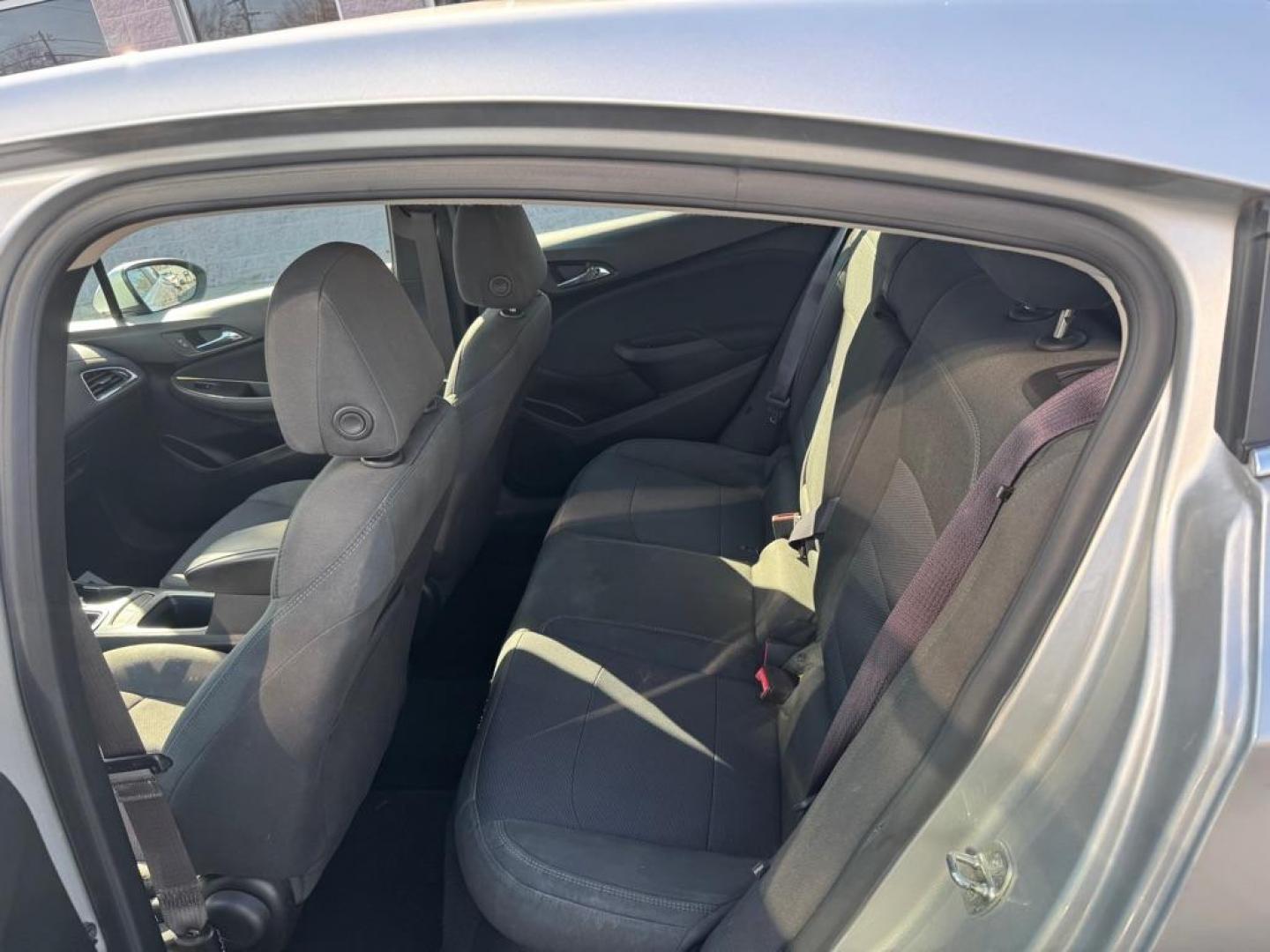 2017 SILVER CHEVROLET CRUZE LT (3G1BE6SM5HS) with an 1.4L engine, Automatic transmission, located at 3100 Covert Avenue, Evansville, IN, 47714, (812) 473-4492, 37.955418, -87.512238 - Photo#5