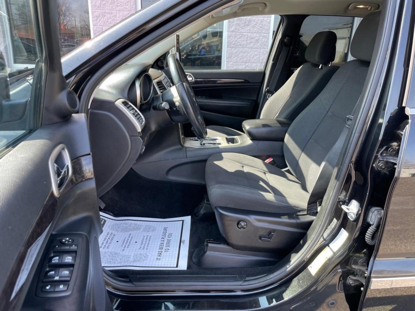 2012 BLACK JEEP GRAND CHEROKEE LAREDO (1C4RJFAG5CC) with an 3.6L engine, Automatic transmission, located at 3100 Covert Avenue, Evansville, IN, 47714, (812) 473-4492, 37.955418, -87.512238 - Photo#4