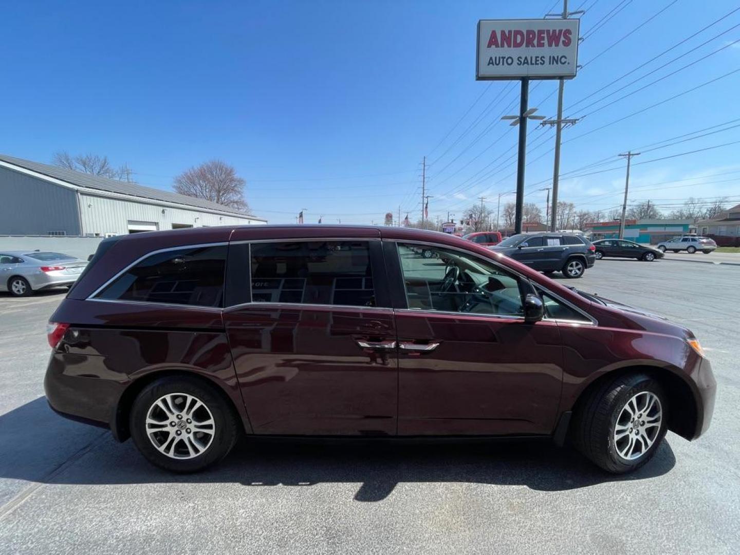 2013 MAROON HONDA ODYSSEY EXL (5FNRL5H63DB) with an 3.5L engine, Automatic transmission, located at 3100 Covert Avenue, Evansville, IN, 47714, (812) 473-4492, 37.955418, -87.512238 - Photo#2