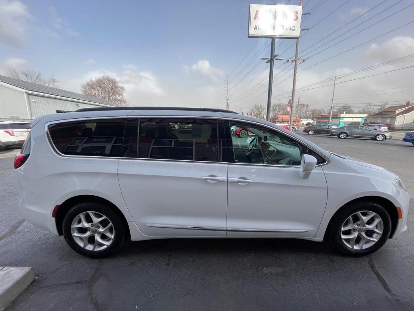 2017 WHITE CHRYSLER PACIFICA TOURING L (2C4RC1BG4HR) with an 3.6L engine, Automatic transmission, located at 3100 Covert Avenue, Evansville, IN, 47714, (812) 473-4492, 37.955418, -87.512238 - Photo#2
