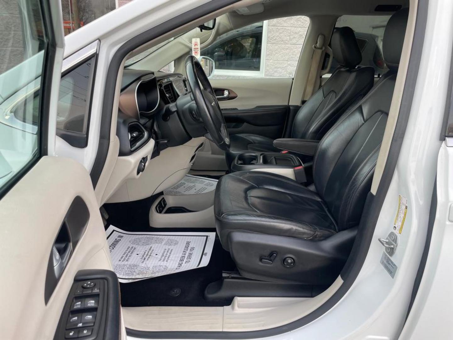 2017 WHITE CHRYSLER PACIFICA TOURING L (2C4RC1BG4HR) with an 3.6L engine, Automatic transmission, located at 3100 Covert Avenue, Evansville, IN, 47714, (812) 473-4492, 37.955418, -87.512238 - Photo#5
