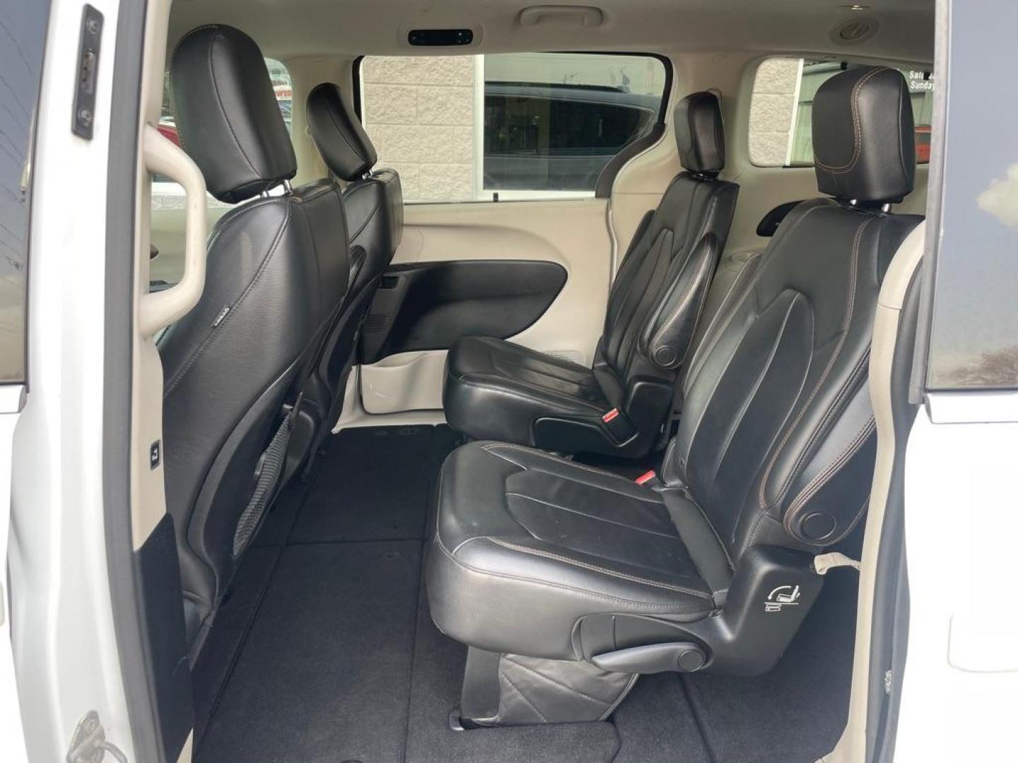 2017 WHITE CHRYSLER PACIFICA TOURING L (2C4RC1BG4HR) with an 3.6L engine, Automatic transmission, located at 3100 Covert Avenue, Evansville, IN, 47714, (812) 473-4492, 37.955418, -87.512238 - Photo#6