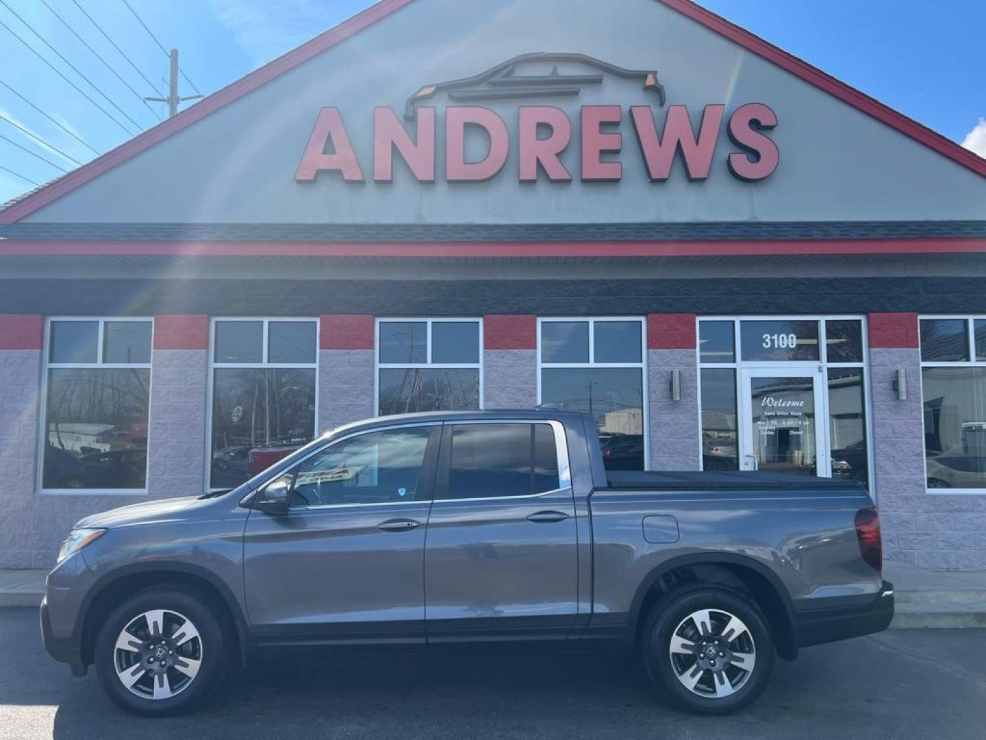 2017 GRAY HONDA RIDGELINE RTL (5FPYK3F50HB) with an 3.5L engine, Automatic transmission, located at 3100 Covert Avenue, Evansville, IN, 47714, (812) 473-4492, 37.955418, -87.512238 - Photo#0