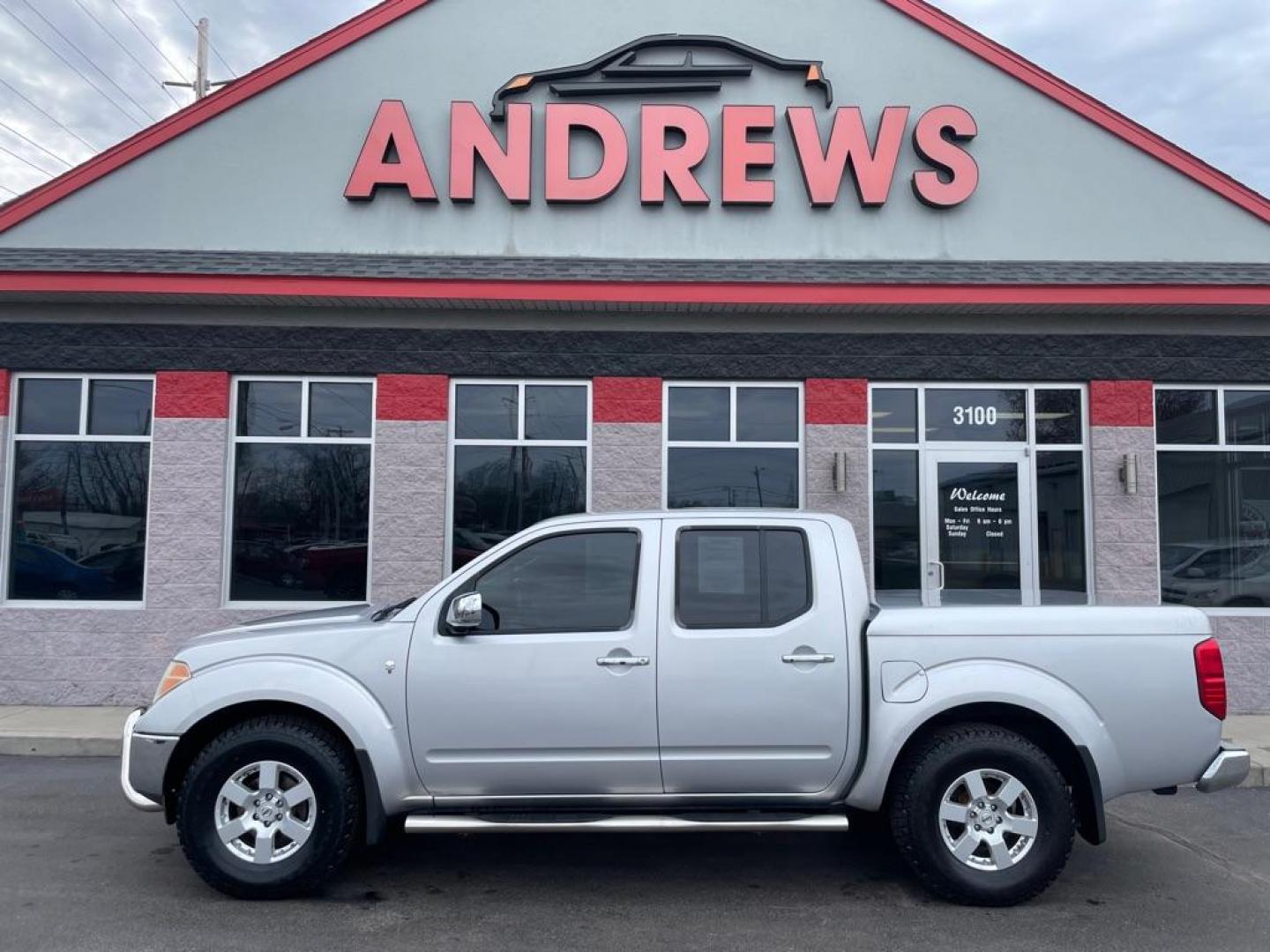2006 SILVER NISSAN FRONTIER CREW CAB LE (1N6AD07U56C) with an 4.0L engine, Automatic transmission, located at 3100 Covert Avenue, Evansville, IN, 47714, (812) 473-4492, 37.955418, -87.512238 - Photo#0