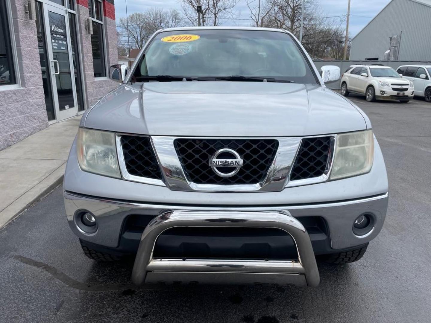 2006 SILVER NISSAN FRONTIER CREW CAB LE (1N6AD07U56C) with an 4.0L engine, Automatic transmission, located at 3100 Covert Avenue, Evansville, IN, 47714, (812) 473-4492, 37.955418, -87.512238 - Photo#1