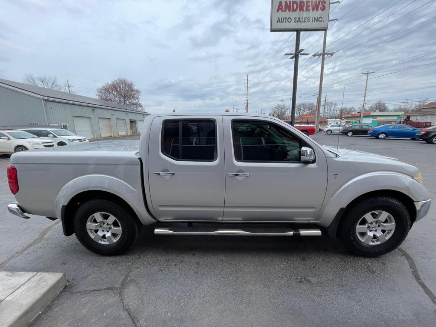 2006 SILVER NISSAN FRONTIER CREW CAB LE (1N6AD07U56C) with an 4.0L engine, Automatic transmission, located at 3100 Covert Avenue, Evansville, IN, 47714, (812) 473-4492, 37.955418, -87.512238 - Photo#2