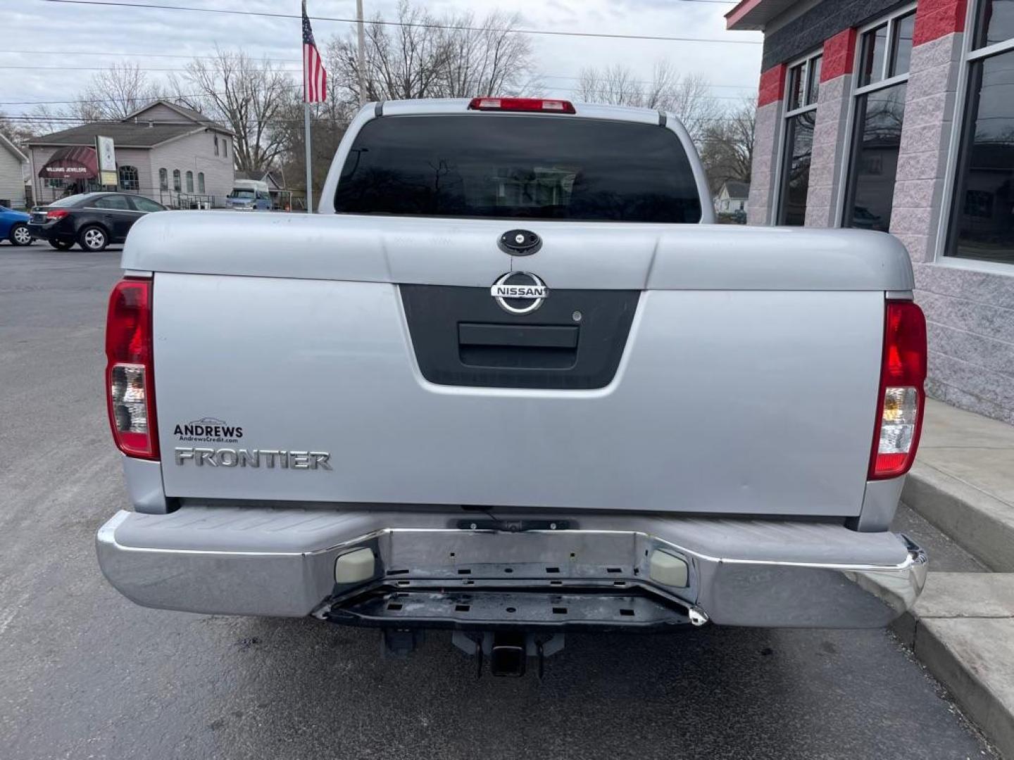2006 SILVER NISSAN FRONTIER CREW CAB LE (1N6AD07U56C) with an 4.0L engine, Automatic transmission, located at 3100 Covert Avenue, Evansville, IN, 47714, (812) 473-4492, 37.955418, -87.512238 - Photo#3