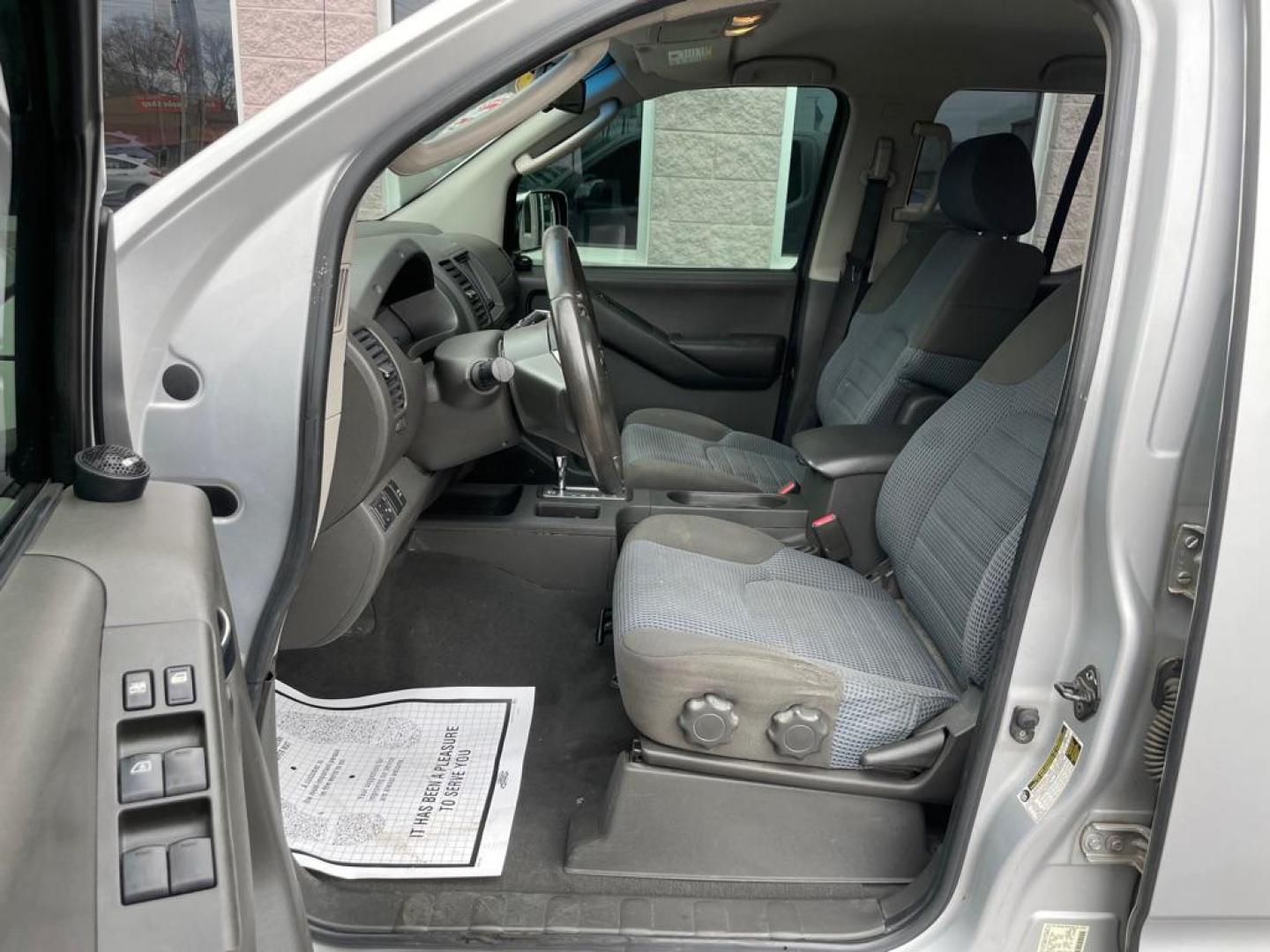 2006 SILVER NISSAN FRONTIER CREW CAB LE (1N6AD07U56C) with an 4.0L engine, Automatic transmission, located at 3100 Covert Avenue, Evansville, IN, 47714, (812) 473-4492, 37.955418, -87.512238 - Photo#5