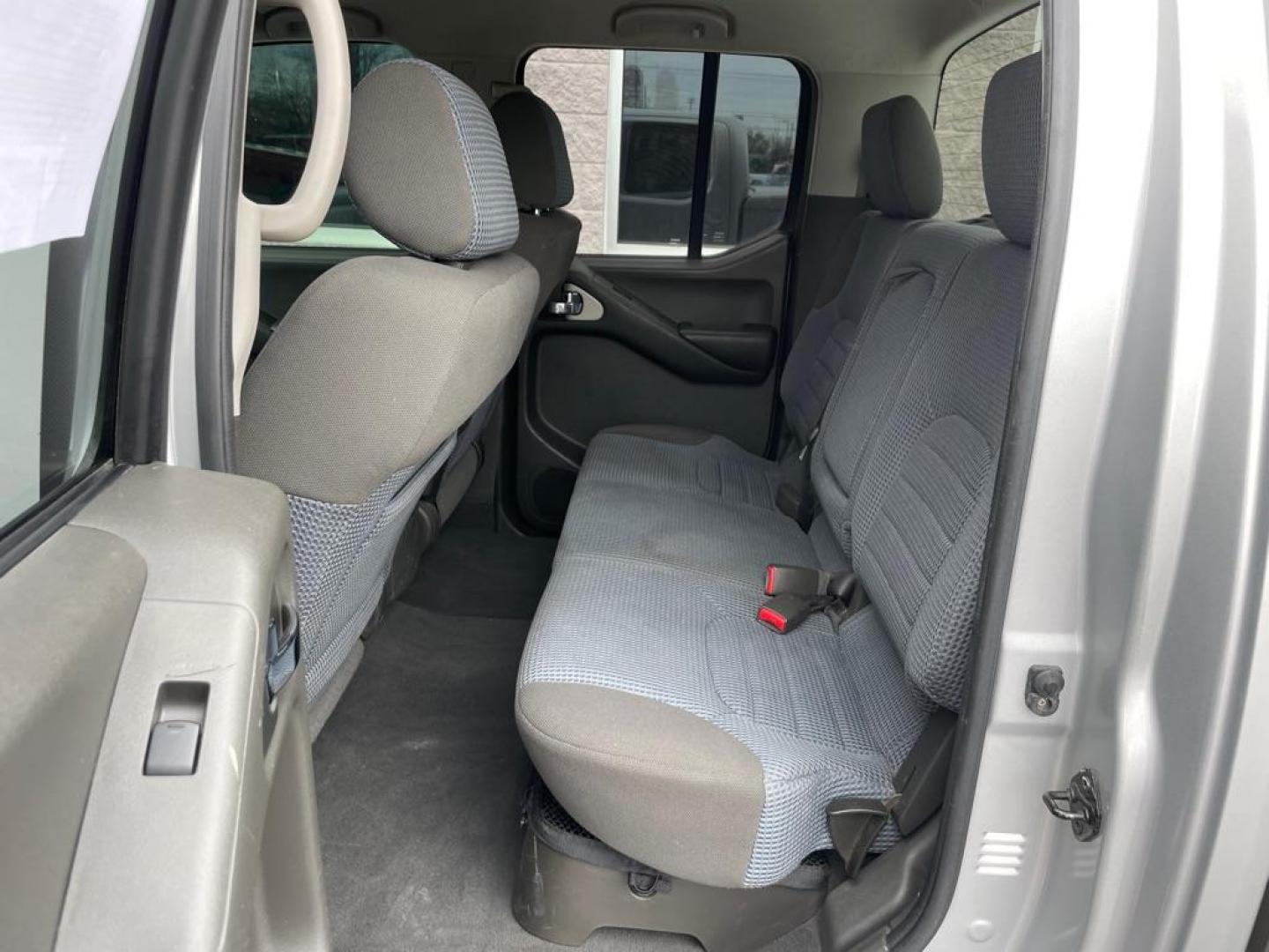 2006 SILVER NISSAN FRONTIER CREW CAB LE (1N6AD07U56C) with an 4.0L engine, Automatic transmission, located at 3100 Covert Avenue, Evansville, IN, 47714, (812) 473-4492, 37.955418, -87.512238 - Photo#6