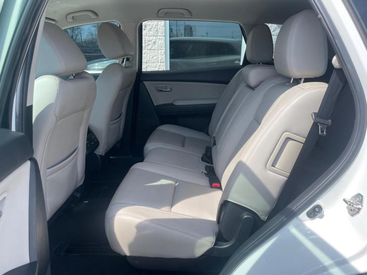 2015 WHITE MAZDA CX-9 TOURING (JM3TB3CV8F0) with an 3.7L engine, Automatic transmission, located at 3100 Covert Avenue, Evansville, IN, 47714, (812) 473-4492, 37.955418, -87.512238 - Photo#6