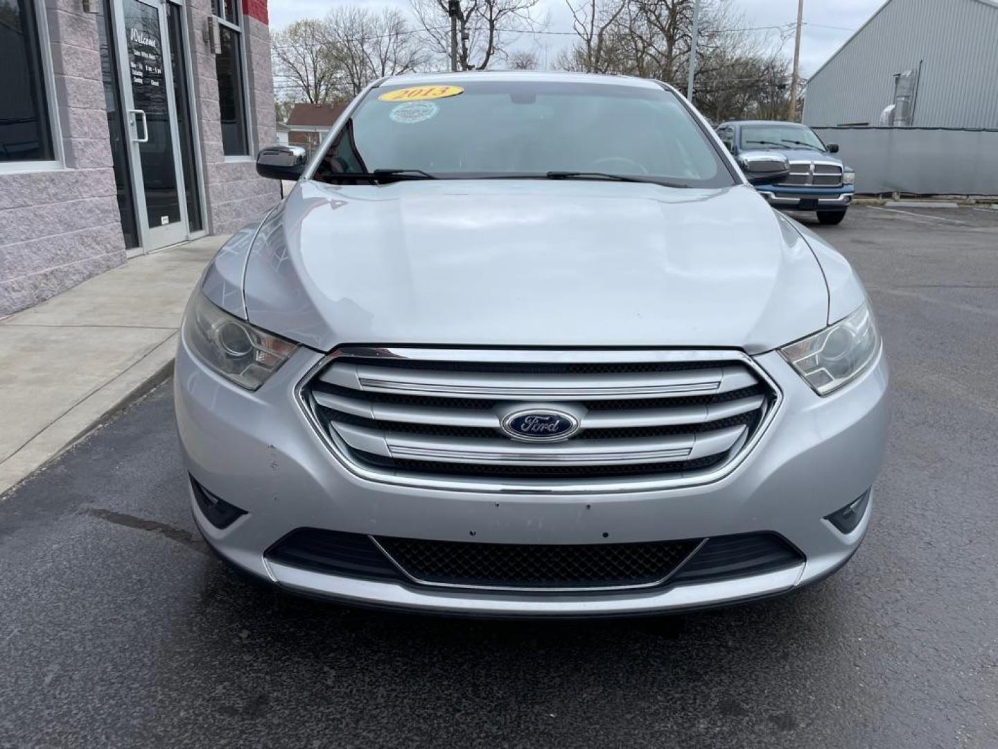 2013 SILVER FORD TAURUS LIMITED (1FAHP2F81DG) with an 3.5L engine, Automatic transmission, located at 3100 Covert Avenue, Evansville, IN, 47714, (812) 473-4492, 37.955418, -87.512238 - Photo#1