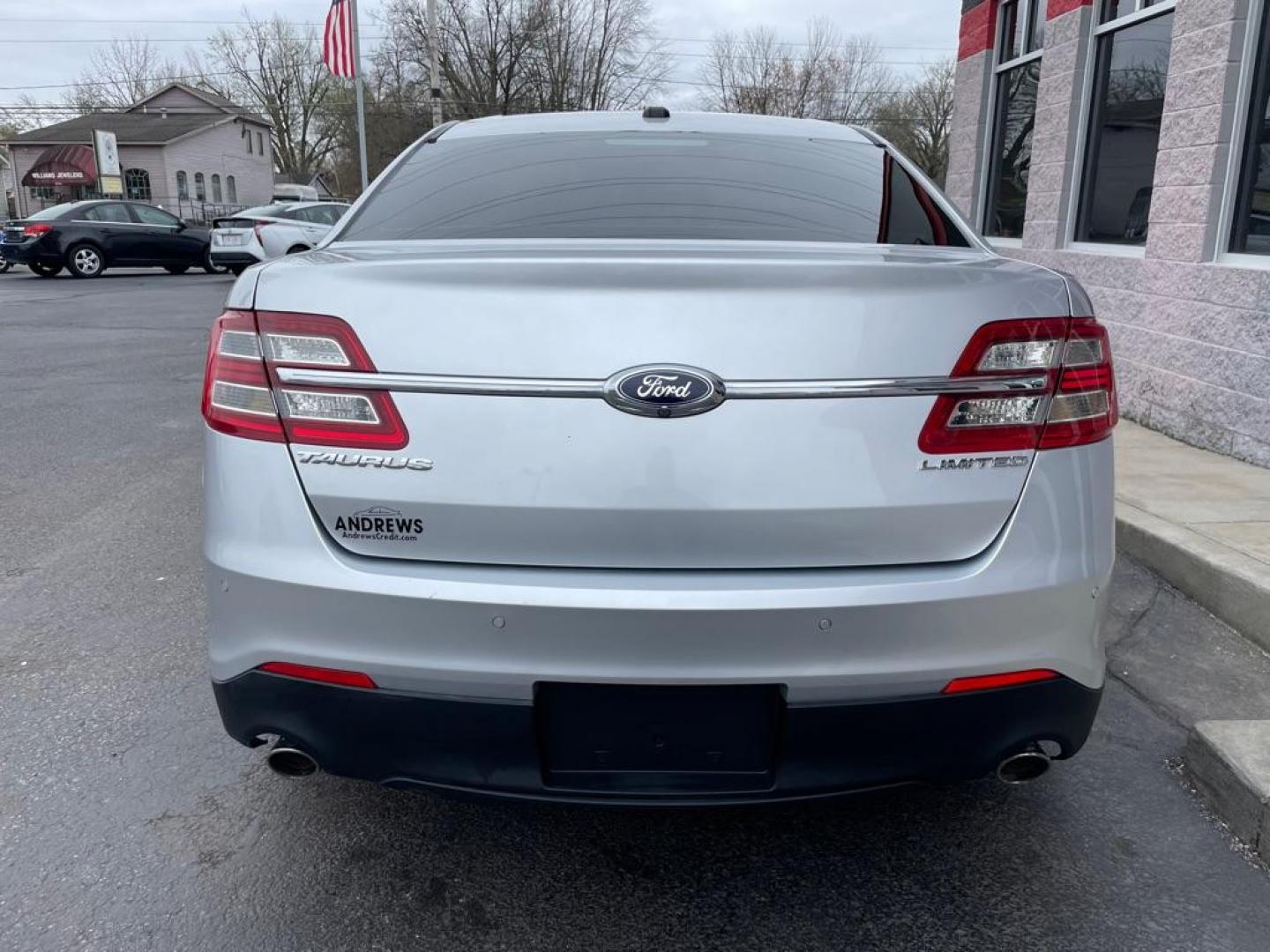 2013 SILVER FORD TAURUS LIMITED (1FAHP2F81DG) with an 3.5L engine, Automatic transmission, located at 3100 Covert Avenue, Evansville, IN, 47714, (812) 473-4492, 37.955418, -87.512238 - Photo#3