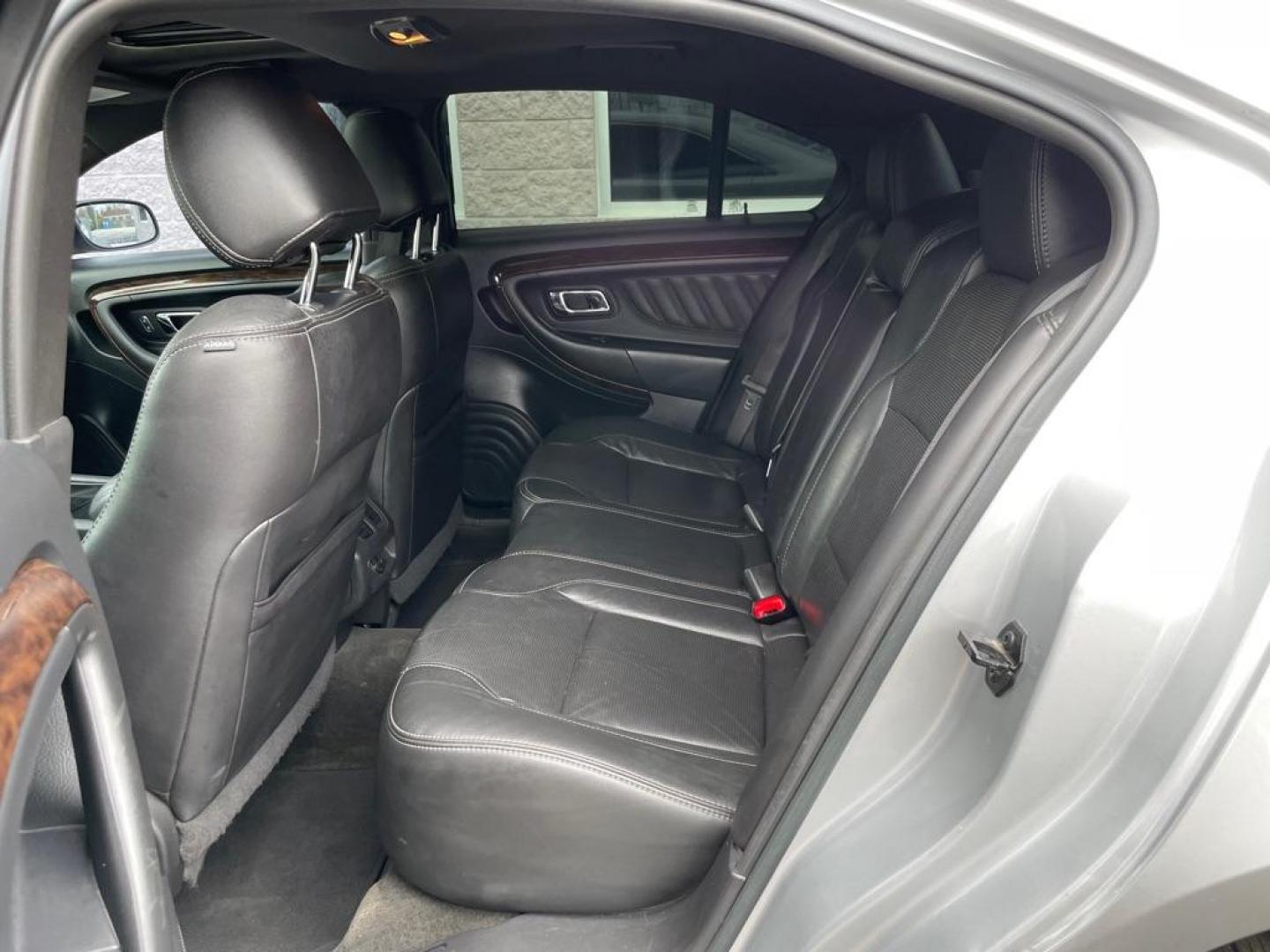 2013 SILVER FORD TAURUS LIMITED (1FAHP2F81DG) with an 3.5L engine, Automatic transmission, located at 3100 Covert Avenue, Evansville, IN, 47714, (812) 473-4492, 37.955418, -87.512238 - Photo#6