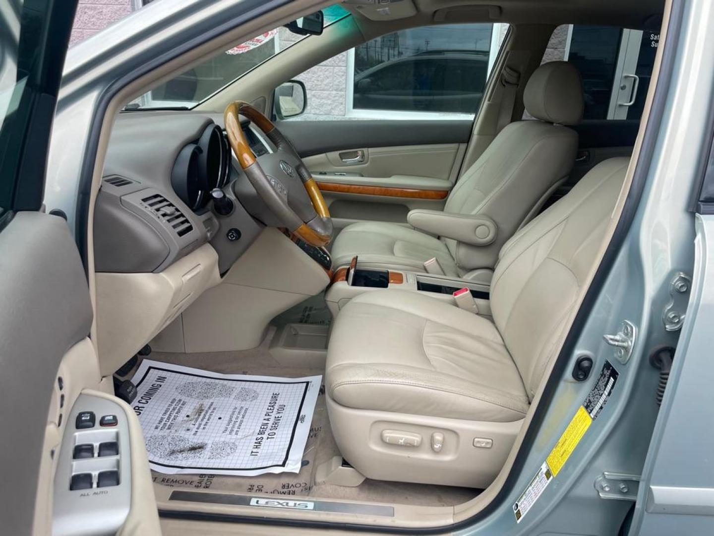 2007 SILVER LEXUS RX 350 (2T2HK31U87C) with an 3.5L engine, Automatic transmission, located at 3100 Covert Avenue, Evansville, IN, 47714, (812) 473-4492, 37.955418, -87.512238 - Photo#5