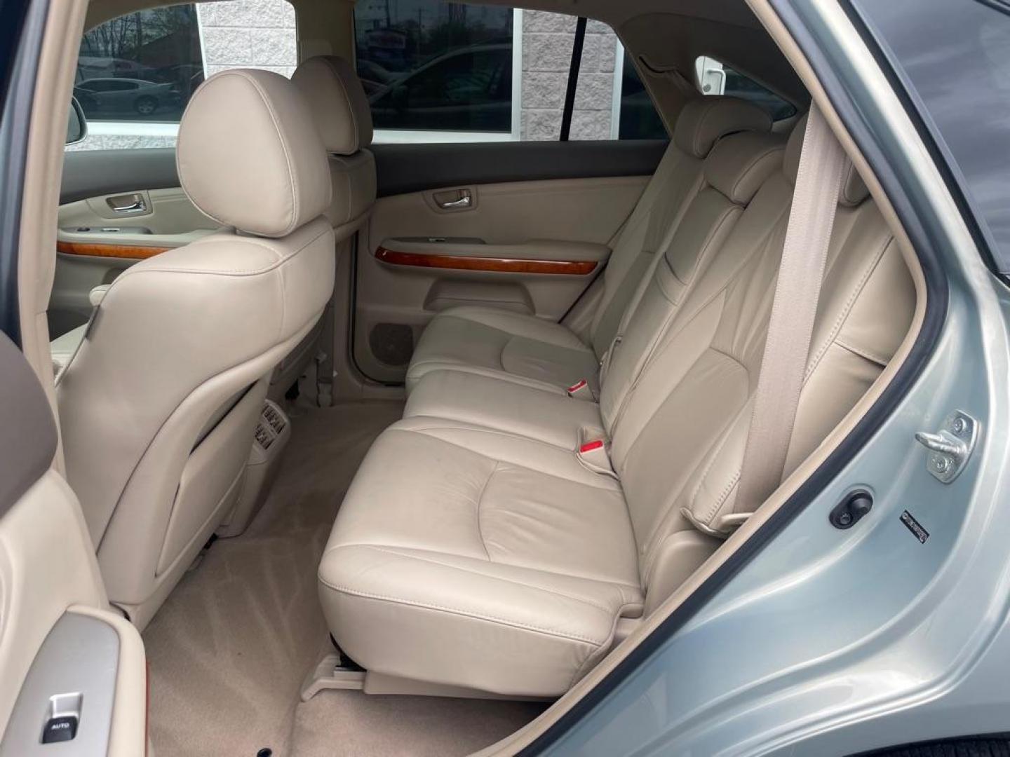 2007 SILVER LEXUS RX 350 (2T2HK31U87C) with an 3.5L engine, Automatic transmission, located at 3100 Covert Avenue, Evansville, IN, 47714, (812) 473-4492, 37.955418, -87.512238 - Photo#6