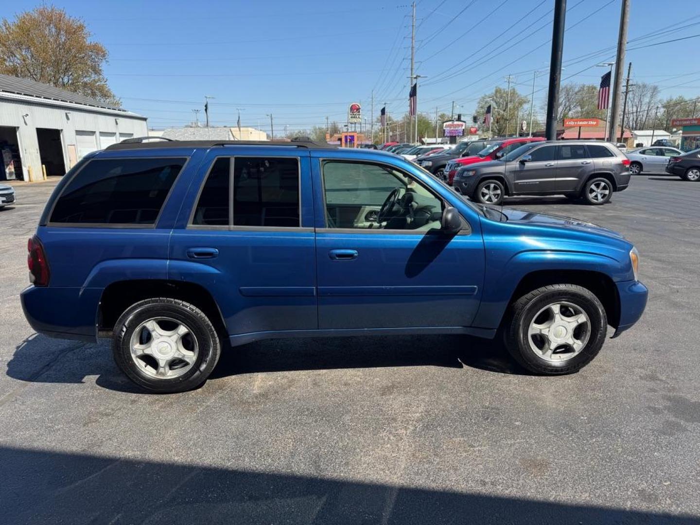 2006 BLUE CHEVROLET TRAILBLAZER LS (1GNDS13S262) with an 4.2L engine, Automatic transmission, located at 3100 Covert Avenue, Evansville, IN, 47714, (812) 473-4492, 37.955418, -87.512238 - Photo#2