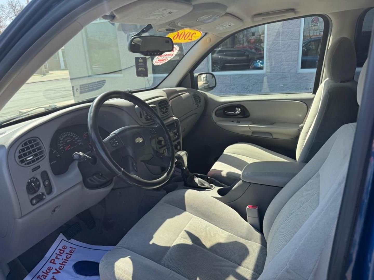 2006 BLUE CHEVROLET TRAILBLAZER LS (1GNDS13S262) with an 4.2L engine, Automatic transmission, located at 3100 Covert Avenue, Evansville, IN, 47714, (812) 473-4492, 37.955418, -87.512238 - Photo#4