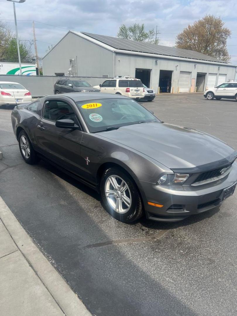 2011 GRAY FORD MUSTANG (1ZVBP8AM0B5) with an 3.7L engine, Automatic transmission, located at 3100 Covert Avenue, Evansville, IN, 47714, (812) 473-4492, 37.955418, -87.512238 - Photo#2