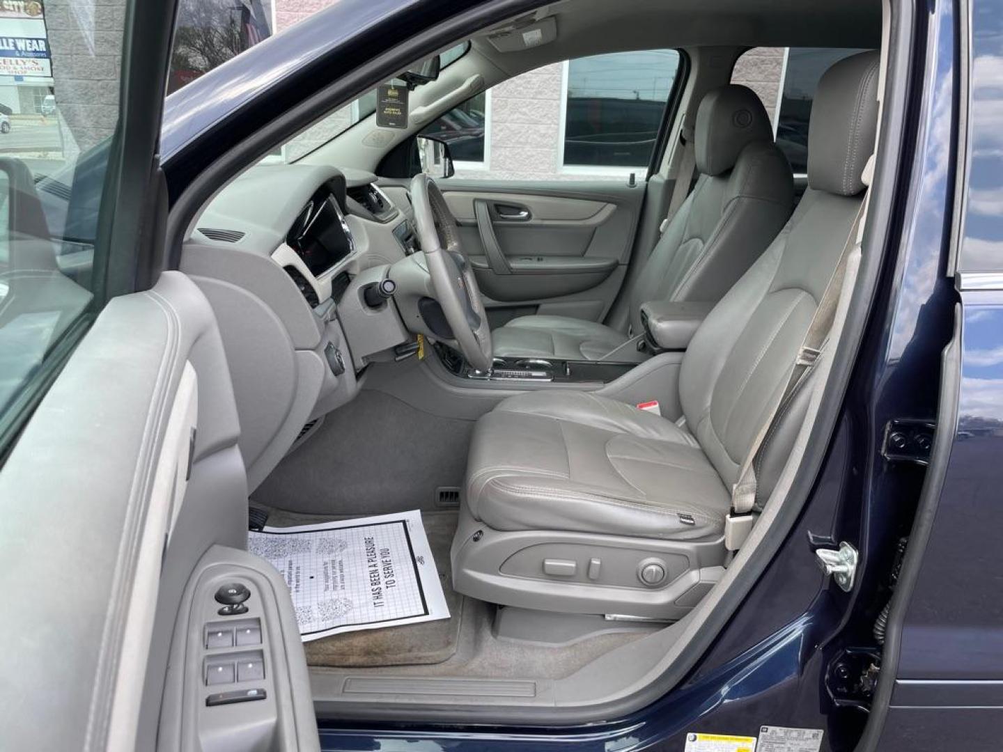 2017 BLUE CHEVROLET TRAVERSE LT (1GNKVGKD3HJ) with an 3.6L engine, Automatic transmission, located at 3100 Covert Avenue, Evansville, IN, 47714, (812) 473-4492, 37.955418, -87.512238 - Photo#5