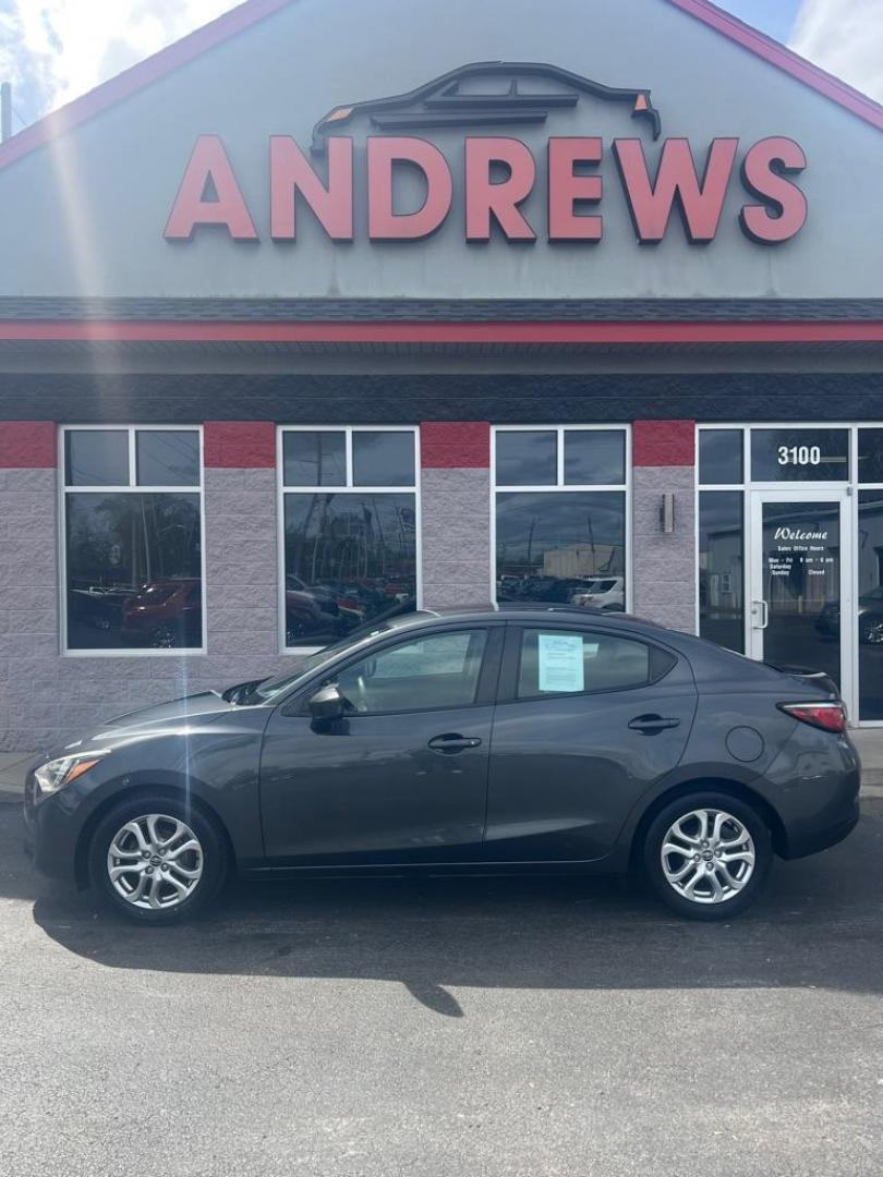 2018 GRAY TOYOTA YARIS IA (3MYDLBYV1JY) with an 1.5L engine, Automatic transmission, located at 3100 Covert Avenue, Evansville, IN, 47714, (812) 473-4492, 37.955418, -87.512238 - Photo#0