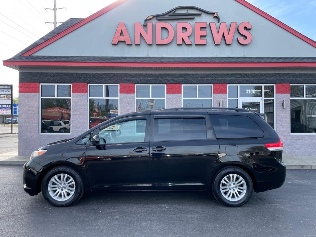 photo of 2013 TOYOTA SIENNA XLE