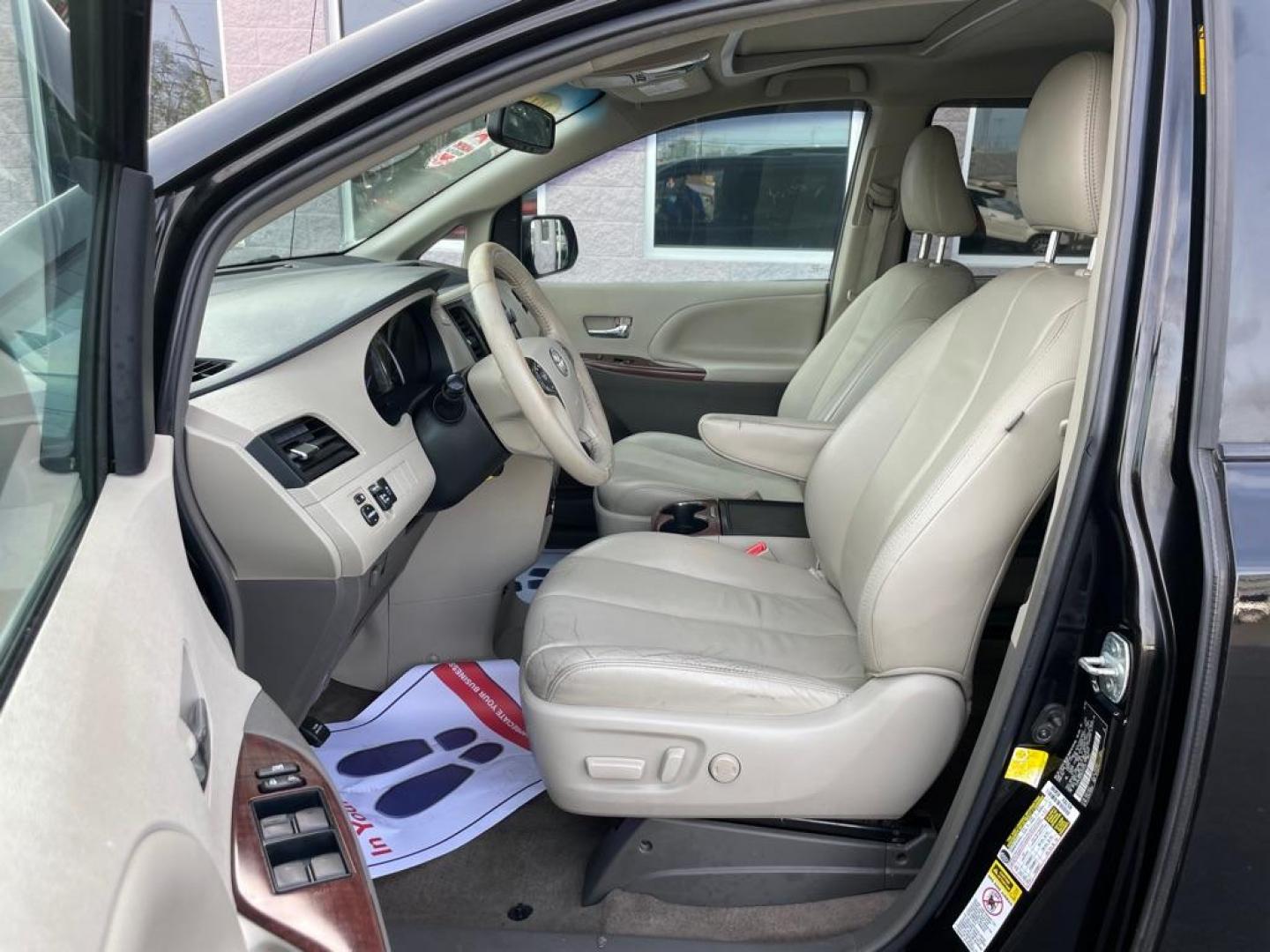 2013 BLACK TOYOTA SIENNA XLE (5TDYK3DC8DS) with an 3.5L engine, Automatic transmission, located at 3100 Covert Avenue, Evansville, IN, 47714, (812) 473-4492, 37.955418, -87.512238 - Photo#5