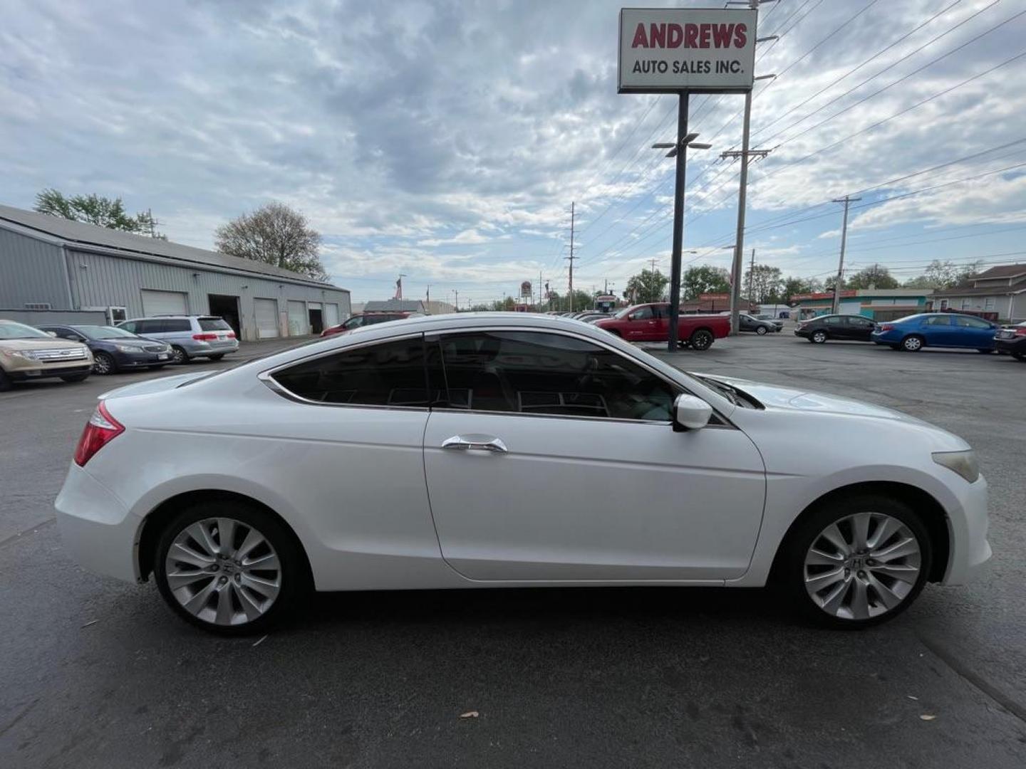 2010 WHITE HONDA ACCORD EXL (1HGCS2B85AA) with an 3.5L engine, Automatic transmission, located at 3100 Covert Avenue, Evansville, IN, 47714, (812) 473-4492, 37.955418, -87.512238 - Photo#2