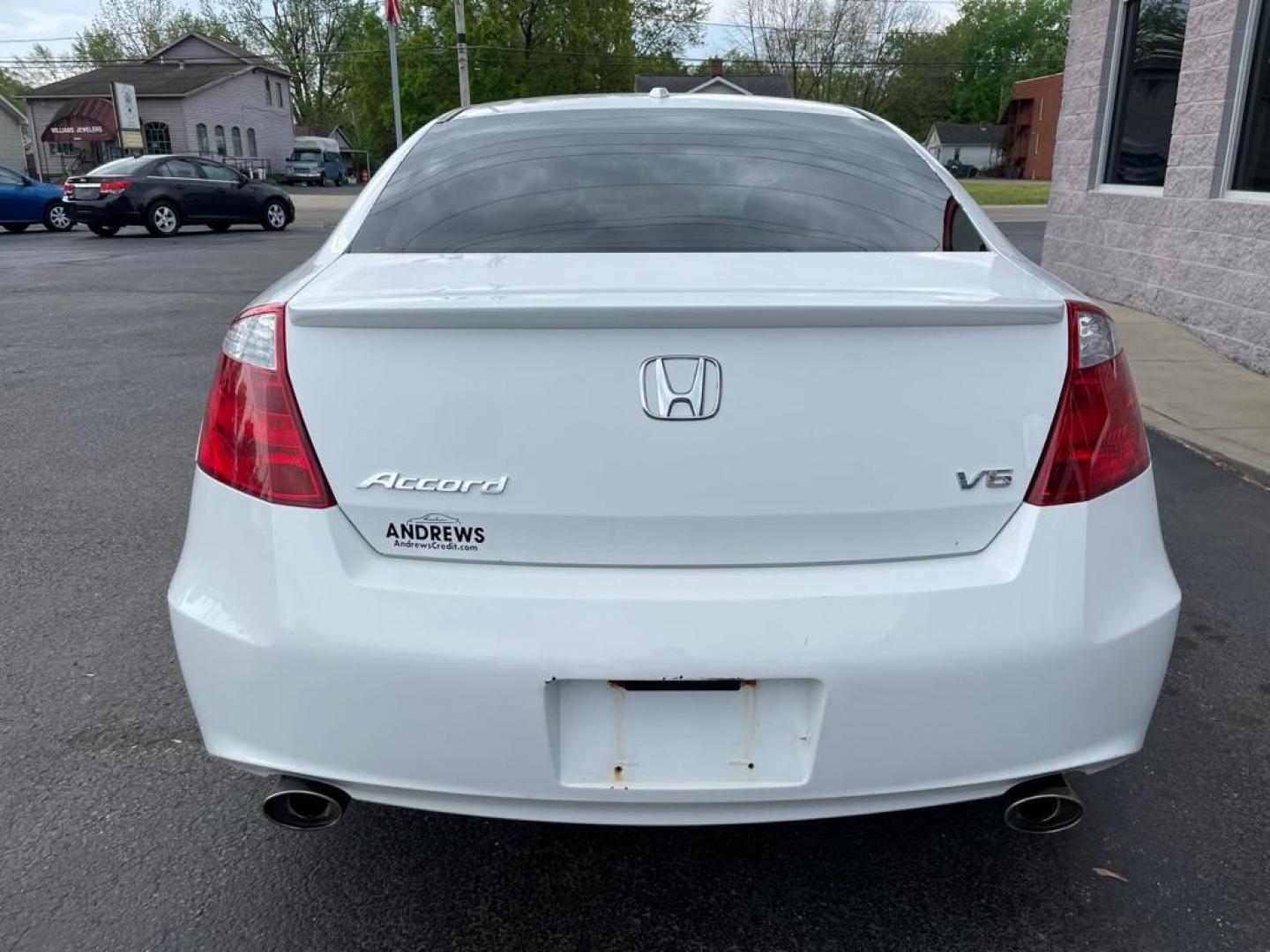2010 WHITE HONDA ACCORD EXL (1HGCS2B85AA) with an 3.5L engine, Automatic transmission, located at 3100 Covert Avenue, Evansville, IN, 47714, (812) 473-4492, 37.955418, -87.512238 - Photo#3