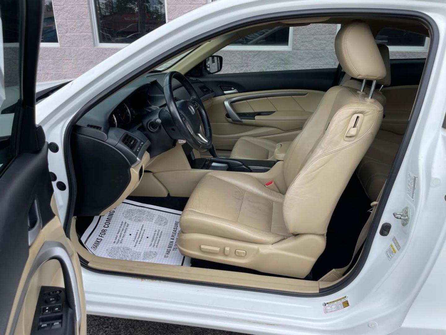 2010 WHITE HONDA ACCORD EXL (1HGCS2B85AA) with an 3.5L engine, Automatic transmission, located at 3100 Covert Avenue, Evansville, IN, 47714, (812) 473-4492, 37.955418, -87.512238 - Photo#5