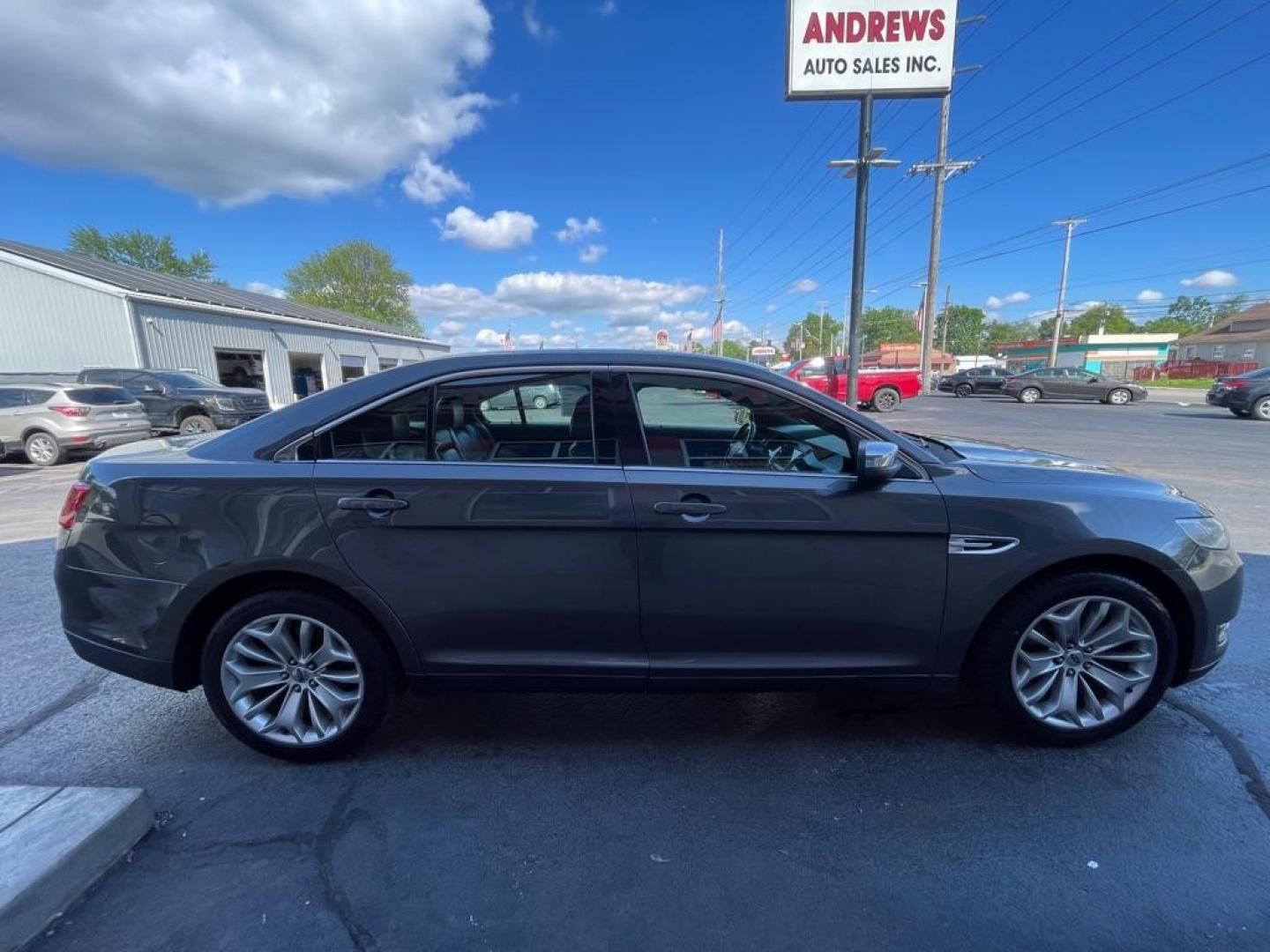 2017 GRAY FORD TAURUS LIMITED (1FAHP2F84HG) with an 3.5L engine, Automatic transmission, located at 3100 Covert Avenue, Evansville, IN, 47714, (812) 473-4492, 37.955418, -87.512238 - Photo#2